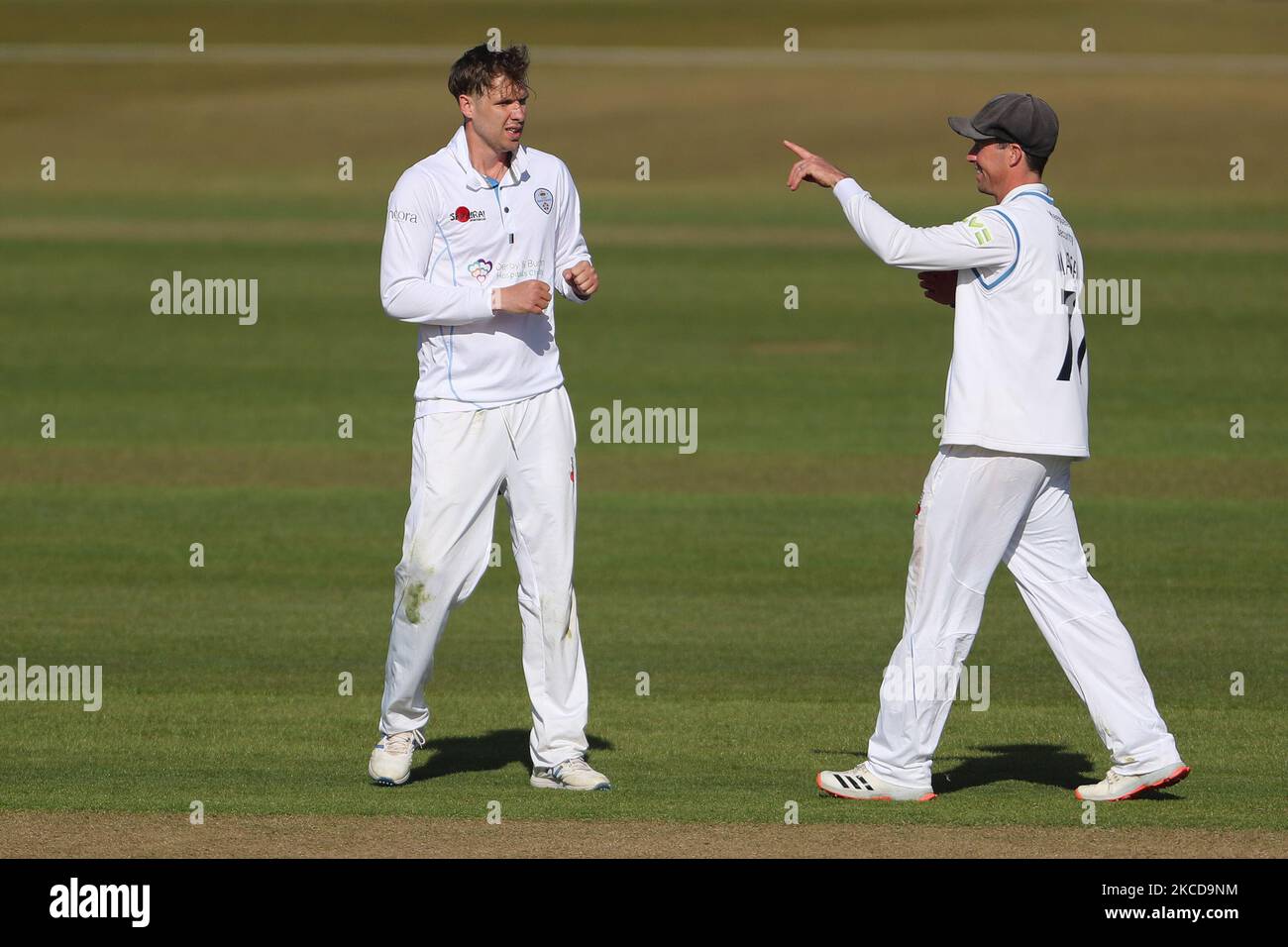 Matt Crickley (L) von Durham und Wayne Madsen während des LV= Insurance County Championship-Spiels zwischen dem Durham County Cricket Club und dem Derbyshire County Cricket Club im Emirates Riverside, Chester le Street am Donnerstag, dem 22.. April 2021. (Foto von Mark Fletcher/MI News/NurPhoto) Stockfoto