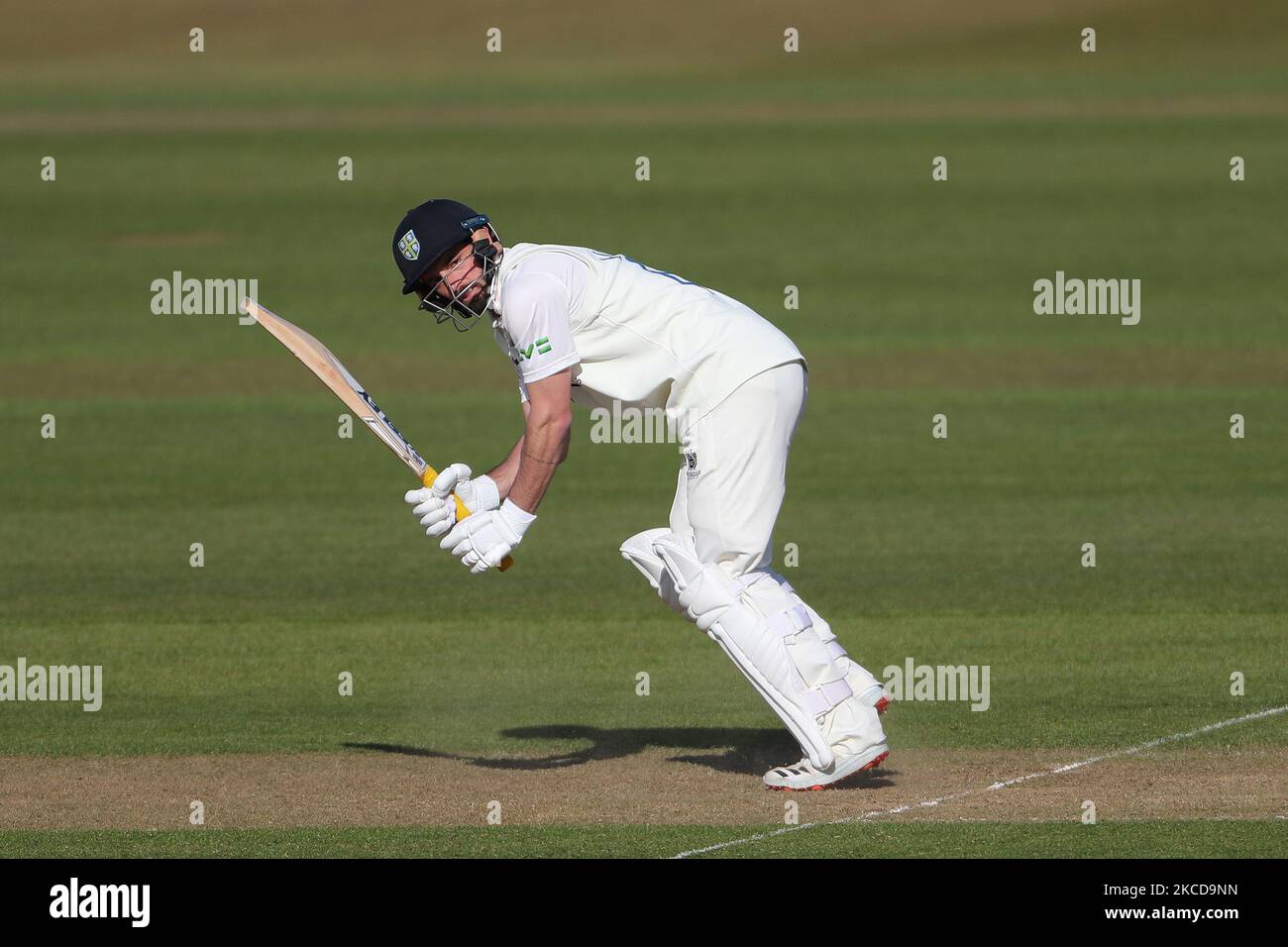 Ned Eckersley von Durham und Harvey Hosein von Derbyshire während des LV= Insurance County Championship-Spiels zwischen dem Durham County Cricket Club und dem Derbyshire County Cricket Club am Donnerstag, dem 22.. April 2021, in Emirates Riverside, Chester le Street. (Foto von Mark Fletcher/MI News/NurPhoto) Stockfoto
