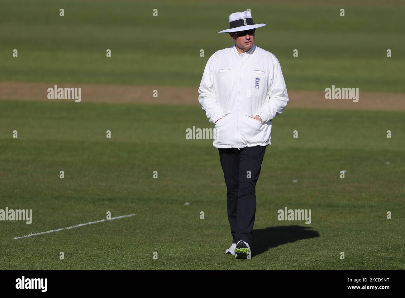 Schiedsrichter Richard Kettleborough während des LV= Insurance County Championship-Spiels zwischen dem Durham County Cricket Club und dem Derbyshire County Cricket Club im Emirates Riverside, Chester le Street am Donnerstag, dem 22.. April 2021. (Foto von Mark Fletcher/MI News/NurPhoto) Stockfoto
