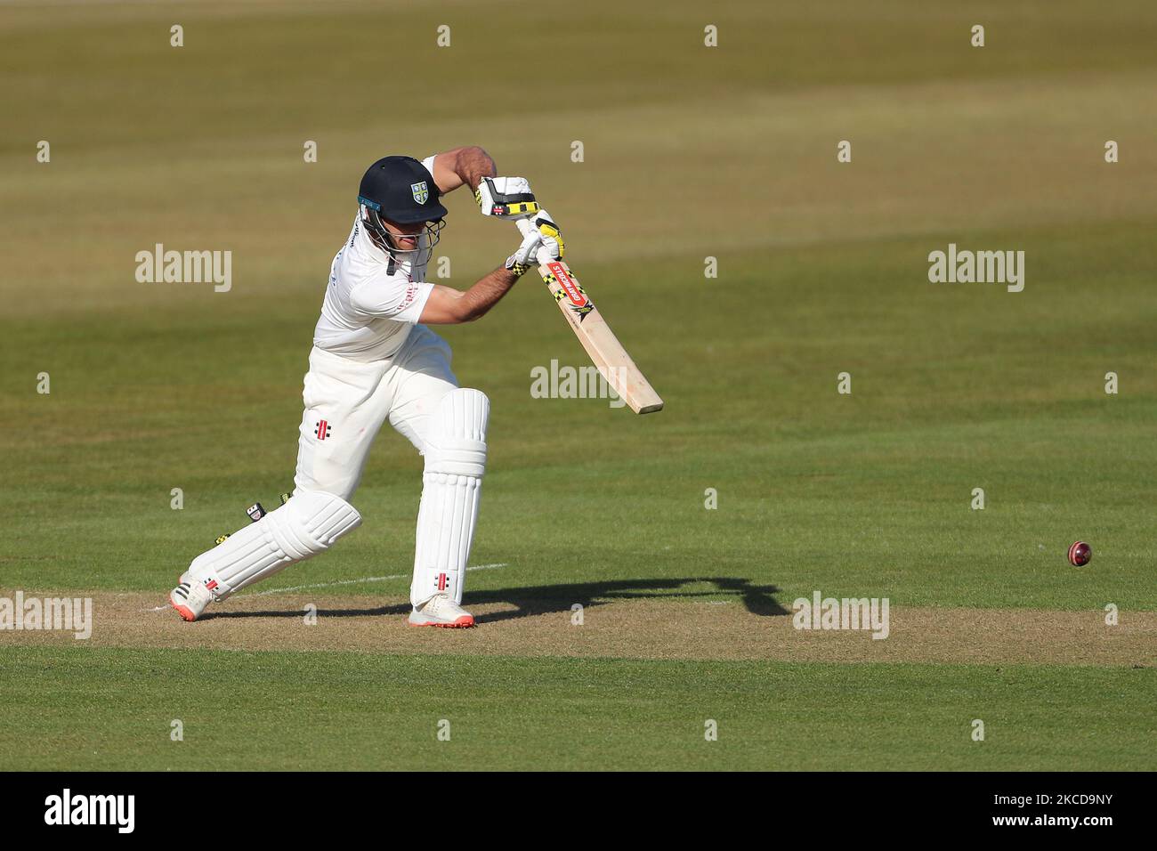 David Bedingham von Durham schlug während des LV= Insurance County Championship-Spiels zwischen dem Durham County Cricket Club und dem Derbyshire County Cricket Club in Emirates Riverside, Chester le Street, am Donnerstag, dem 22.. April 2021. (Foto von Mark Fletcher/MI News/NurPhoto) Stockfoto