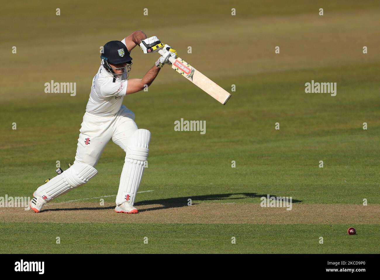 David Bedingham von Durham schlug während des LV= Insurance County Championship-Spiels zwischen dem Durham County Cricket Club und dem Derbyshire County Cricket Club in Emirates Riverside, Chester le Street, am Donnerstag, dem 22.. April 2021. (Foto von Mark Fletcher/MI News/NurPhoto) Stockfoto
