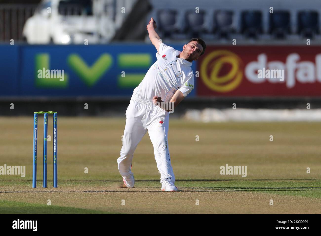 Sam Conners von Derbyshire beim Bowling während des LV= Insurance County Championship-Spiels zwischen dem Durham County Cricket Club und dem Derbyshire County Cricket Club in Emirates Riverside, Chester le Street am Donnerstag, dem 22.. April 2021. (Foto von Mark Fletcher/MI News/NurPhoto) Stockfoto