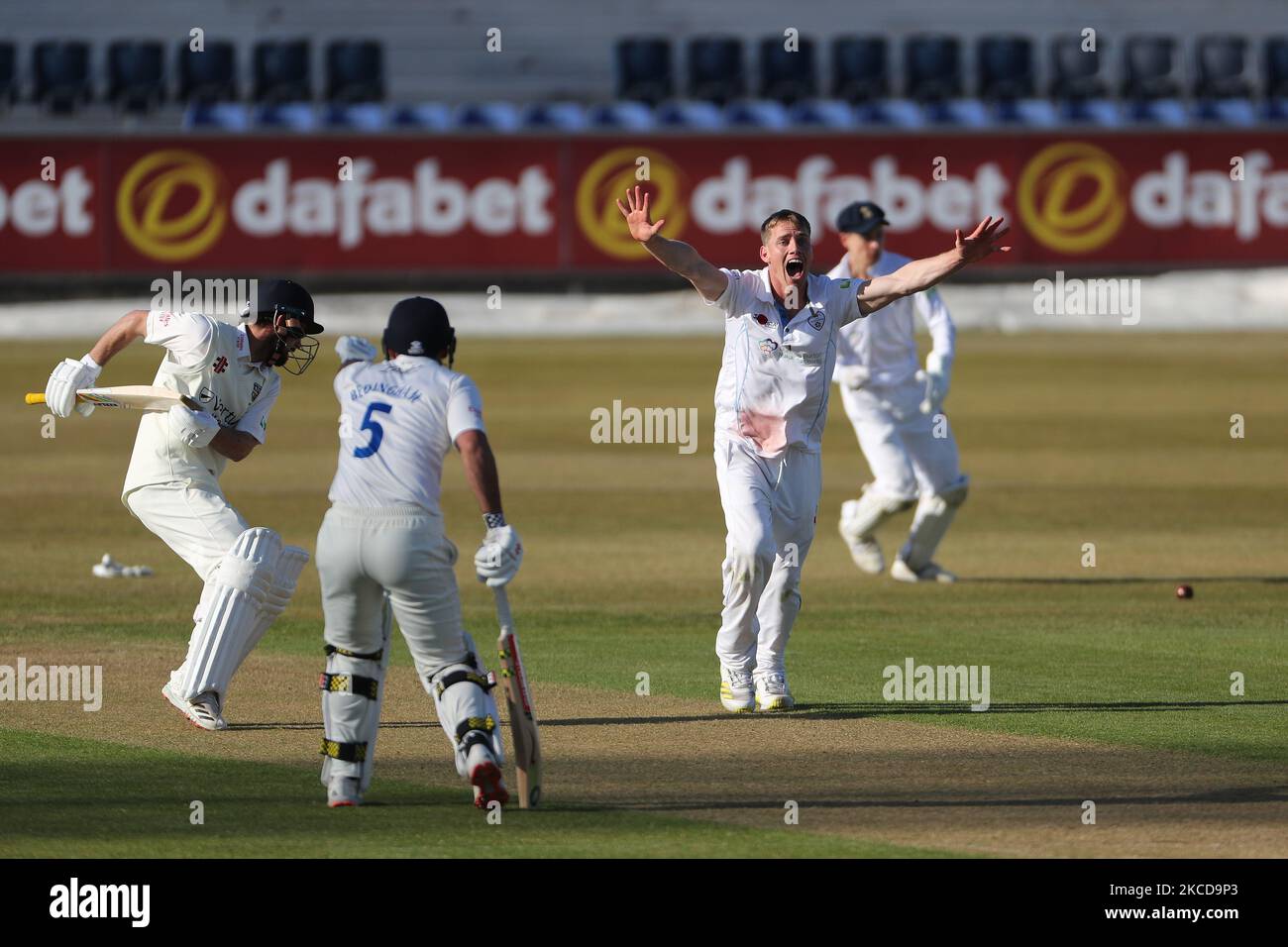 Luis Reece von Derbyshire appelliert während des LV= Insurance County Championship-Spiels zwischen dem Durham County Cricket Club und dem Derbyshire County Cricket Club in Emirates Riverside, Chester le Street am Donnerstag, dem 22.. April 2021, an eine LBW gegen Ned Eckersley von Durham. (Foto von Mark Fletcher/MI News/NurPhoto) Stockfoto