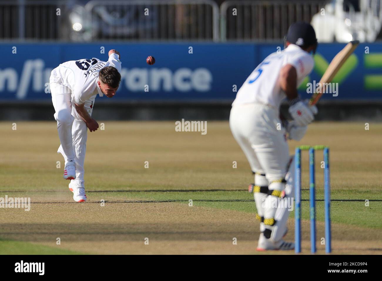 Sam Conners von Derbyshire beim Bowling während des LV= Insurance County Championship-Spiels zwischen dem Durham County Cricket Club und dem Derbyshire County Cricket Club in Emirates Riverside, Chester le Street am Donnerstag, dem 22.. April 2021. (Foto von Mark Fletcher/MI News/NurPhoto) Stockfoto