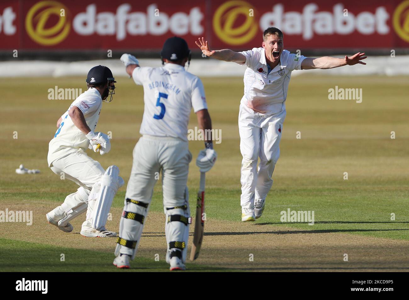 Luis Reece von Derbyshire appelliert während des LV= Insurance County Championship-Spiels zwischen dem Durham County Cricket Club und dem Derbyshire County Cricket Club in Emirates Riverside, Chester le Street am Donnerstag, dem 22.. April 2021, an eine LBW gegen Ned Eckersley von Durham. (Foto von Mark Fletcher/MI News/NurPhoto) Stockfoto