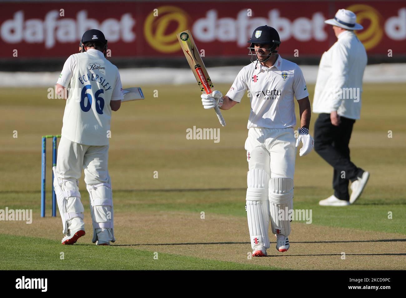 David Bedingham von Durham feiert das Erreichen von 150 während des LV= Insurance County Championship-Spiels zwischen dem Durham County Cricket Club und dem Derbyshire County Cricket Club in Emirates Riverside, Chester le Street, am Donnerstag, dem 22.. April 2021. (Foto von Mark Fletcher/MI News/NurPhoto) Stockfoto