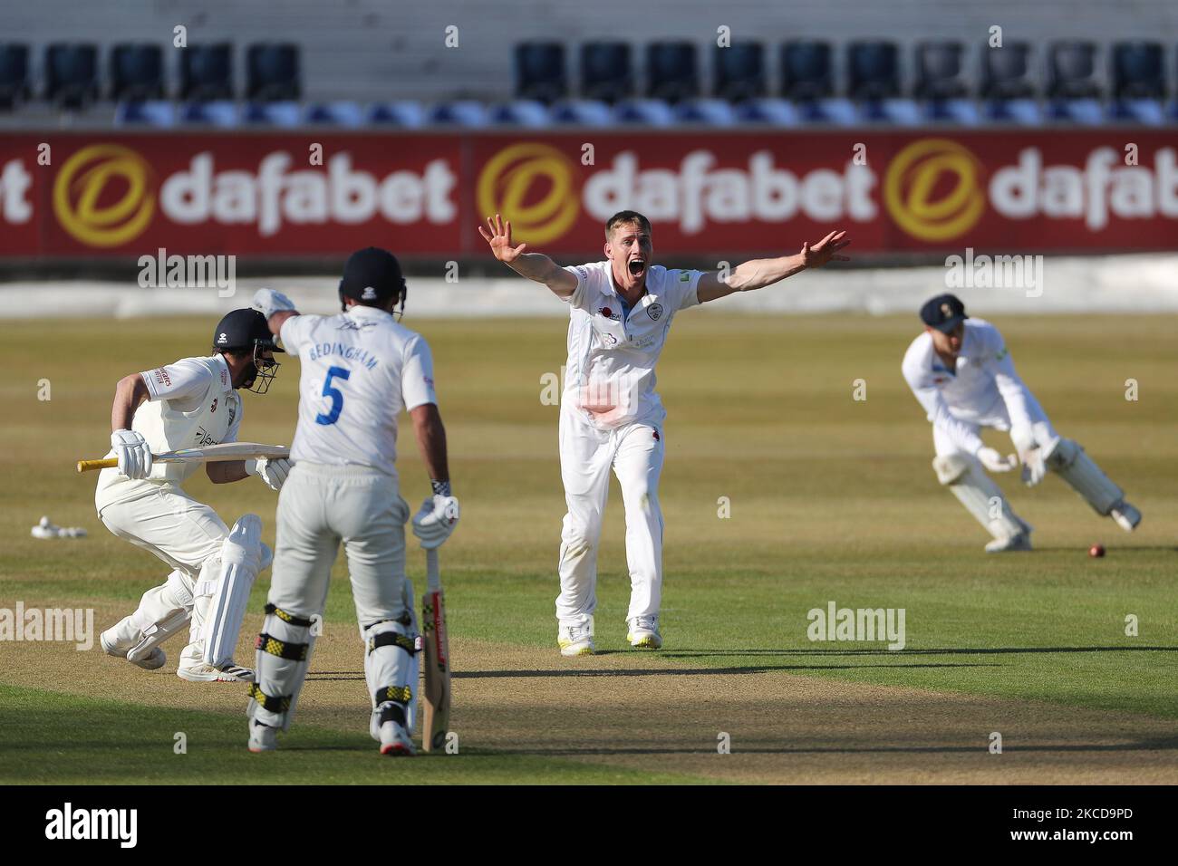 Luis Reece von Derbyshire appelliert während des LV= Insurance County Championship-Spiels zwischen dem Durham County Cricket Club und dem Derbyshire County Cricket Club in Emirates Riverside, Chester le Street am Donnerstag, dem 22.. April 2021, an eine LBW gegen Ned Eckersley von Durham. (Foto von Mark Fletcher/MI News/NurPhoto) Stockfoto
