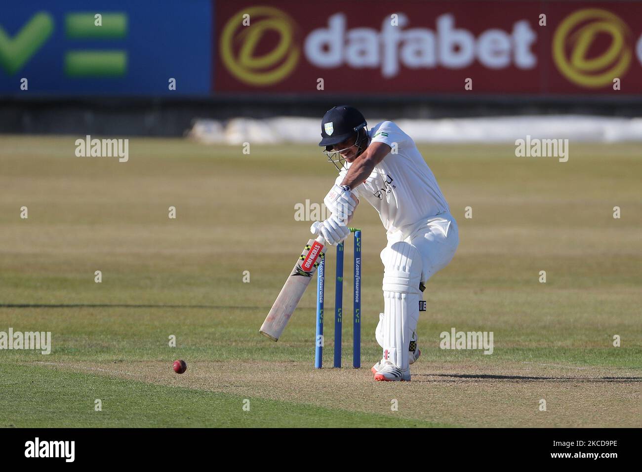 David Bedingham von Durham schlug während des LV= Insurance County Championship-Spiels zwischen dem Durham County Cricket Club und dem Derbyshire County Cricket Club in Emirates Riverside, Chester le Street, am Donnerstag, dem 22.. April 2021. (Foto von Mark Fletcher/MI News/NurPhoto) Stockfoto