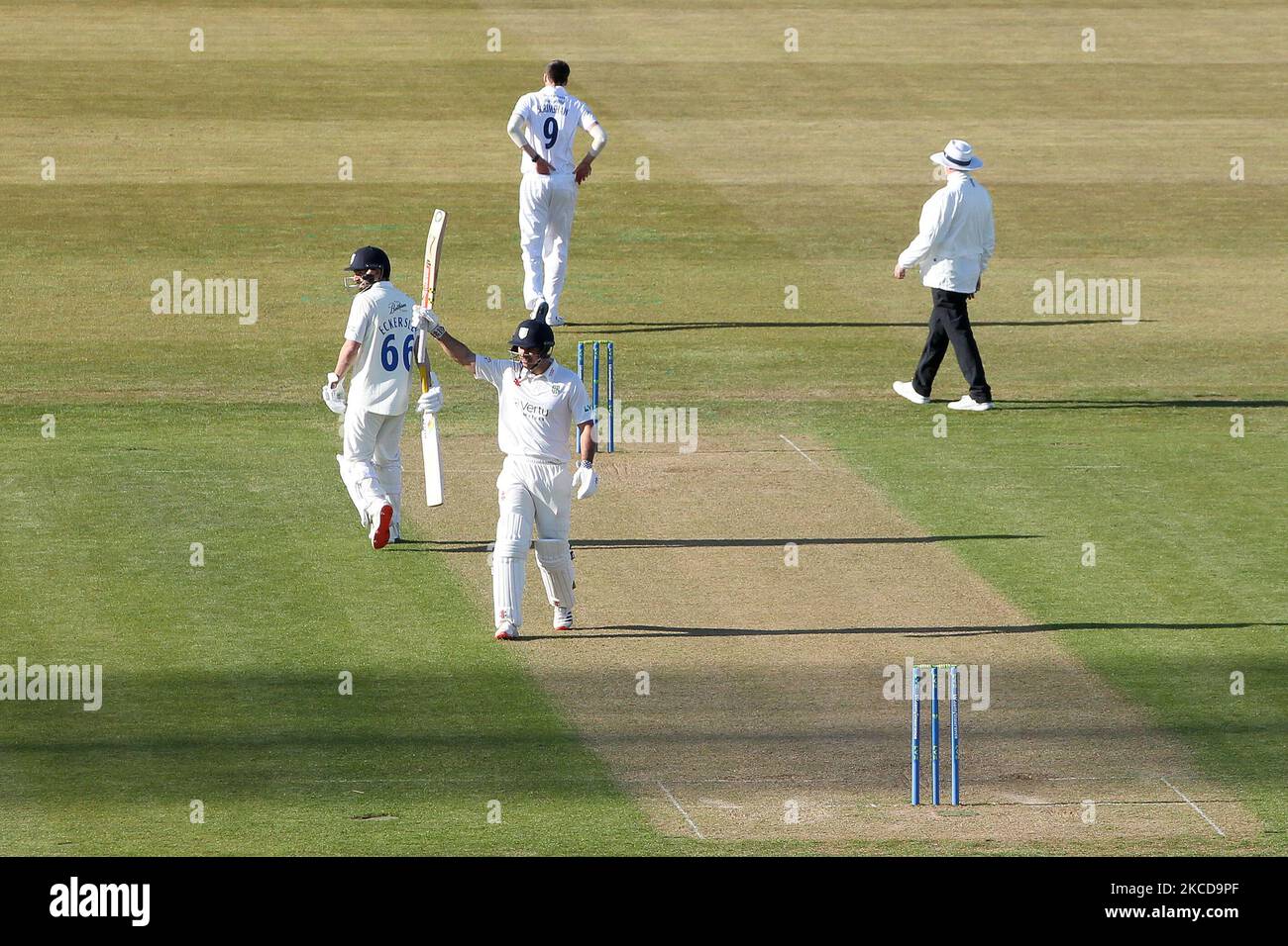 David Bedingham von Durham feiert das Erreichen von 150 während des LV= Insurance County Championship-Spiels zwischen dem Durham County Cricket Club und dem Derbyshire County Cricket Club in Emirates Riverside, Chester le Street, am Donnerstag, dem 22.. April 2021. (Foto von Mark Fletcher/MI News/NurPhoto) Stockfoto