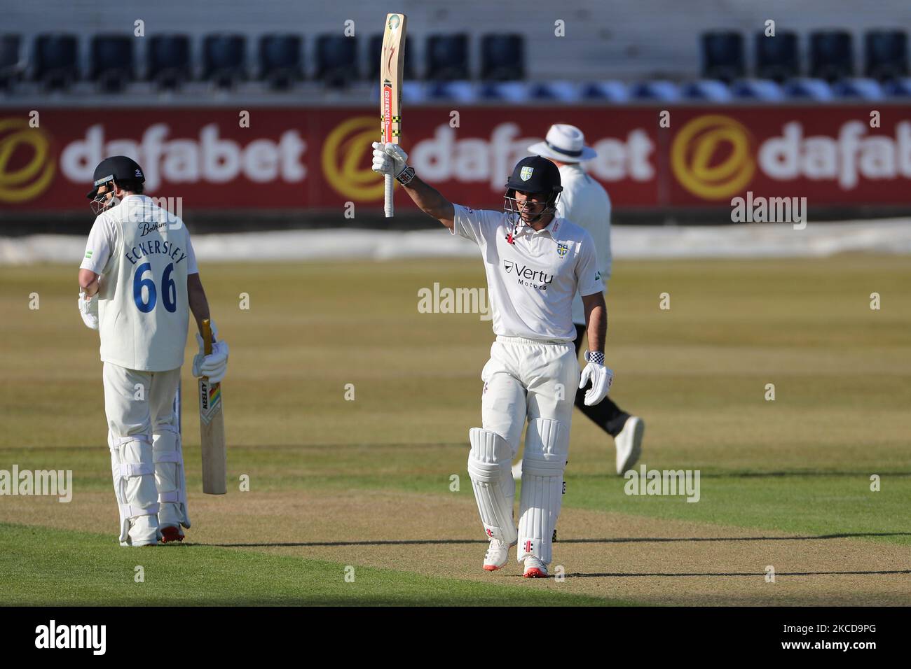 David Bedingham von Durham feiert das Erreichen von 150 während des LV= Insurance County Championship-Spiels zwischen dem Durham County Cricket Club und dem Derbyshire County Cricket Club in Emirates Riverside, Chester le Street, am Donnerstag, dem 22.. April 2021. (Foto von Mark Fletcher/MI News/NurPhoto) Stockfoto