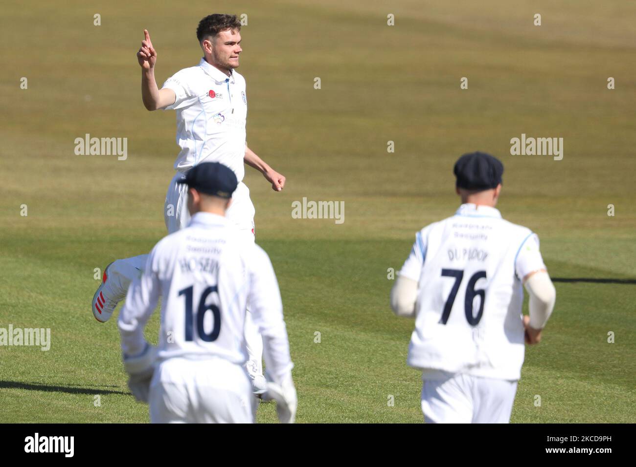 Samuel Conners of Derbyshire feiert das Wicket von will Young of Durham während des LV= Insurance County Championship-Spiels zwischen dem Durham County Cricket Club und dem Derbyshire County Cricket Club im Emirates Riverside, Chester le Street, am Donnerstag, dem 22.. April 2021. (Foto von Robert Smith/MI News/NurPhoto) Stockfoto