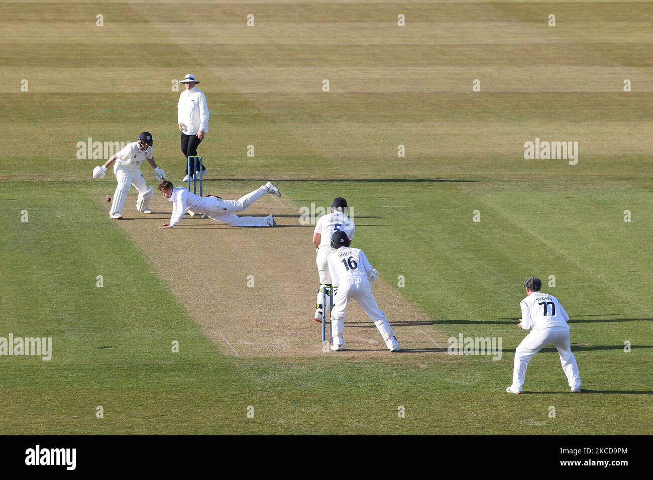 Matt Crickley von Derbyshire spart sich während des LV= Insurance County Championship-Spiels zwischen dem Durham County Cricket Club und dem Derbyshire County Cricket Club am Donnerstag, dem 22.. April 2021, in Emirates Riverside, Chester le Street, sein eigenes Bowling. (Foto von Mark Fletcher/MI News/NurPhoto) Stockfoto