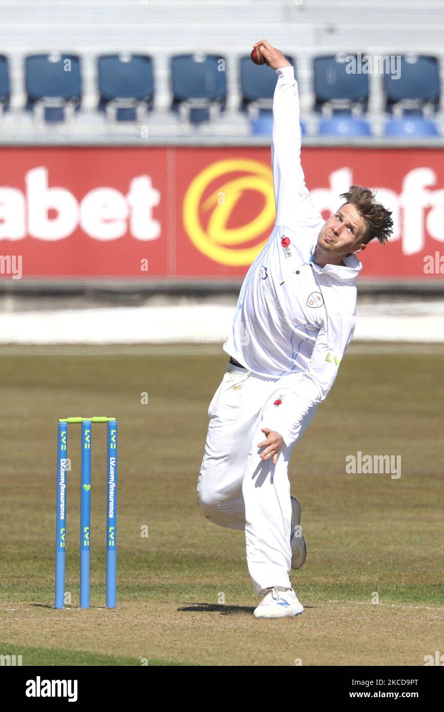 Matt Crickley aus Derbyshire bei Bowling-Action während des LV= Insurance County Championship-Spiels zwischen dem Durham County Cricket Club und dem Derbyshire County Cricket Club im Emirates Riverside, Chester le Street am Donnerstag, dem 22.. April 2021. (Foto von Robert Smith/MI News/NurPhoto) Stockfoto