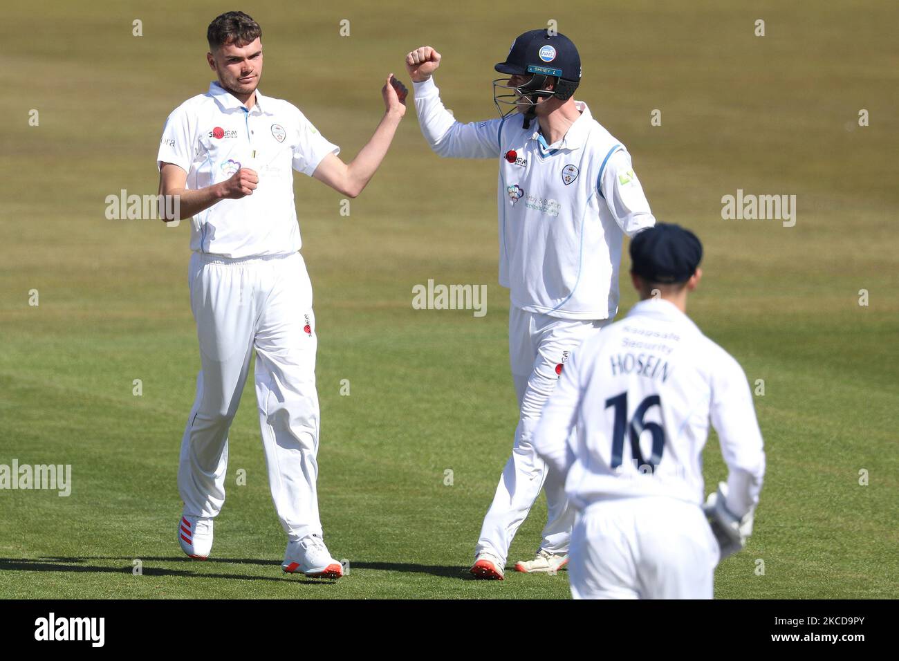 Samuel Conners aus Derbyshire feiert das Dickicht von Scott Borthwick aus Durham während des LV= Insurance County Championship-Spiels zwischen dem Durham County Cricket Club und dem Derbyshire County Cricket Club am Donnerstag, dem 22.. April 2021, im Emirates Riverside, Chester le Street. (Foto von Robert Smith/MI News/NurPhoto) Stockfoto