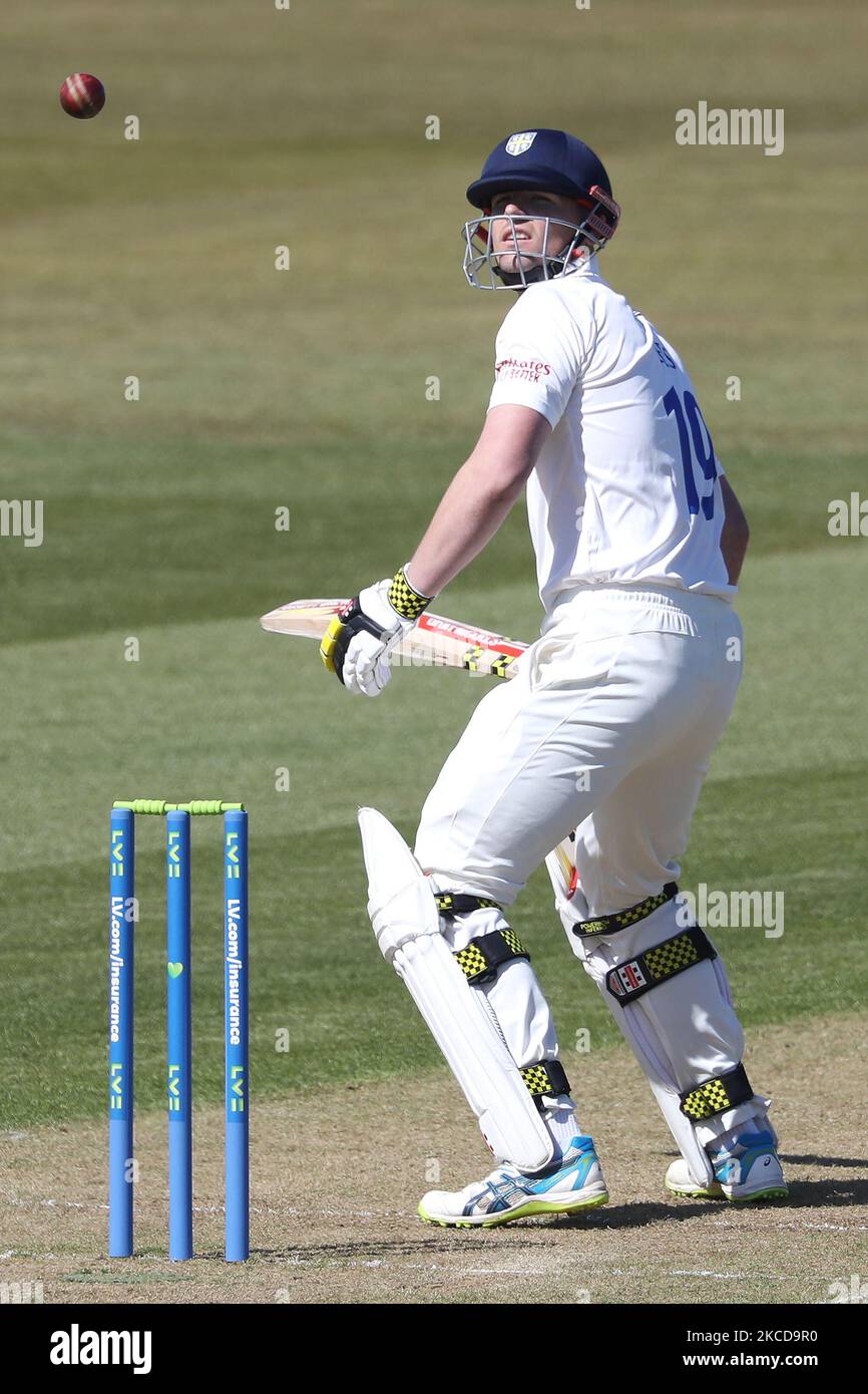 Alex Lees von Durham wacht am Donnerstag, dem 22.. April 2021, während des LV= Insurance County Championship-Spiels zwischen dem Durham County Cricket Club und dem Derbyshire County Cricket Club in Emirates Riverside, Chester le Street, auf. (Foto von Robert Smith/MI News/NurPhoto) Stockfoto