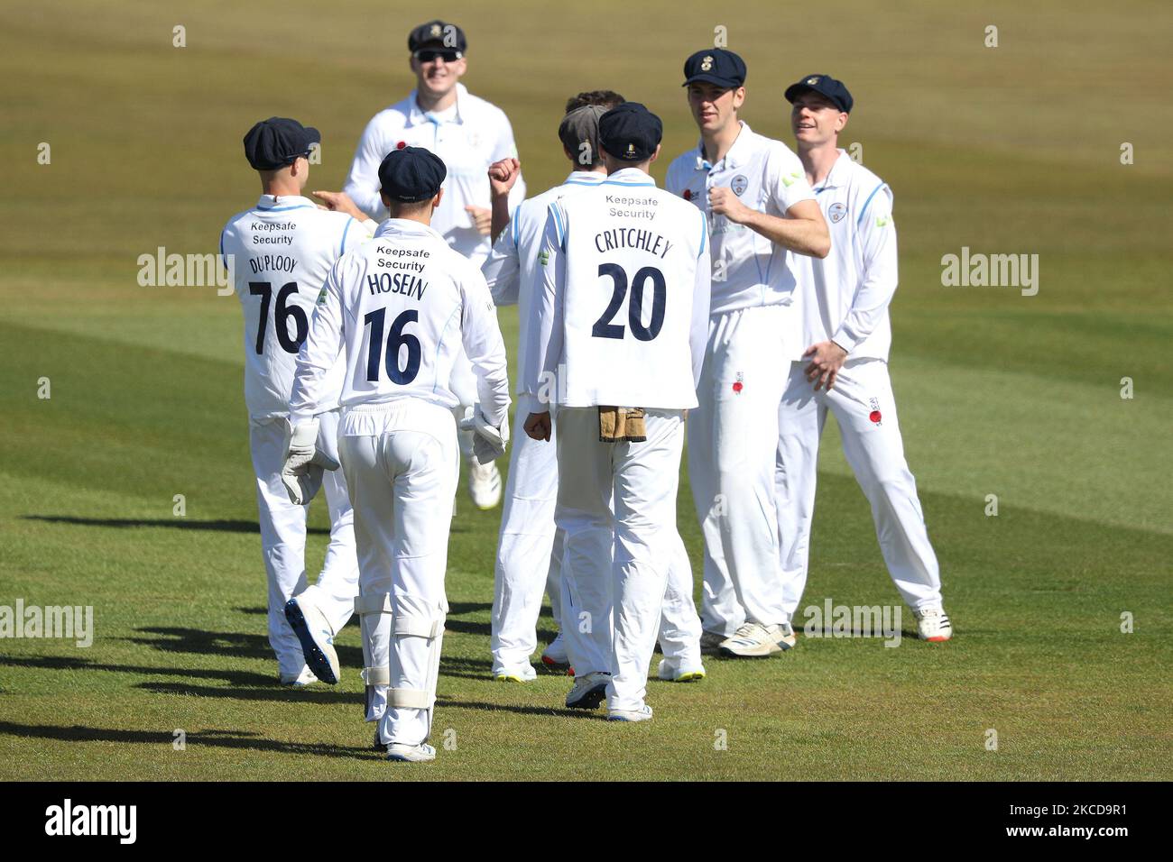 Samuel Conners of Derbyshire feiert das Wicket von will Young of Durham während des LV= Insurance County Championship-Spiels zwischen dem Durham County Cricket Club und dem Derbyshire County Cricket Club im Emirates Riverside, Chester le Street, am Donnerstag, dem 22.. April 2021. (Foto von Robert Smith/MI News/NurPhoto) Stockfoto