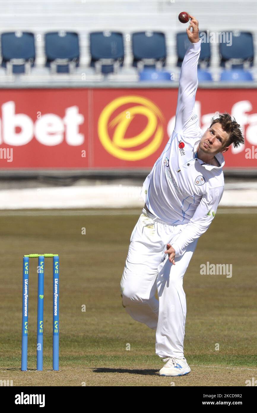 Matt Crickley aus Derbyshire bei Bowling-Action während des LV= Insurance County Championship-Spiels zwischen dem Durham County Cricket Club und dem Derbyshire County Cricket Club im Emirates Riverside, Chester le Street am Donnerstag, dem 22.. April 2021. (Foto von Robert Smith/MI News/NurPhoto) Stockfoto