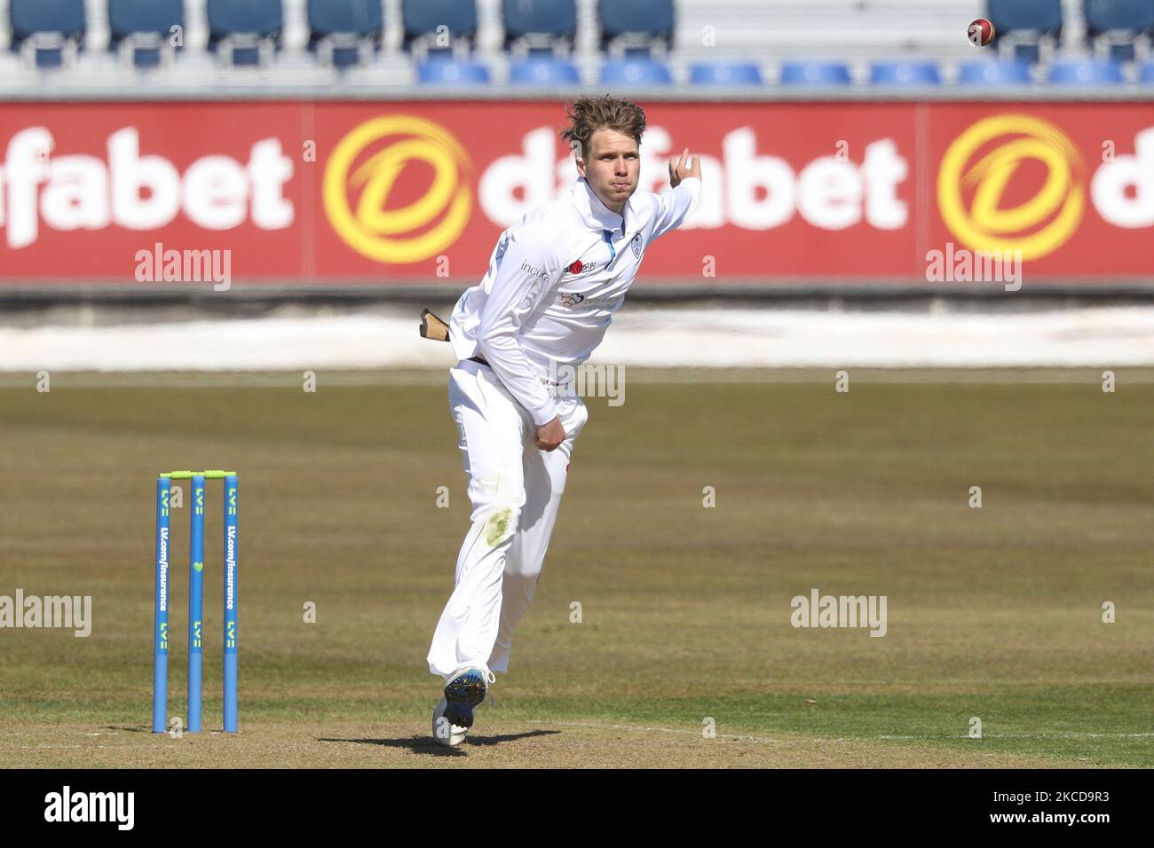 Matt Crickley aus Derbyshire bei Bowling-Action während des LV= Insurance County Championship-Spiels zwischen dem Durham County Cricket Club und dem Derbyshire County Cricket Club im Emirates Riverside, Chester le Street am Donnerstag, dem 22.. April 2021. (Foto von Robert Smith/MI News/NurPhoto) Stockfoto