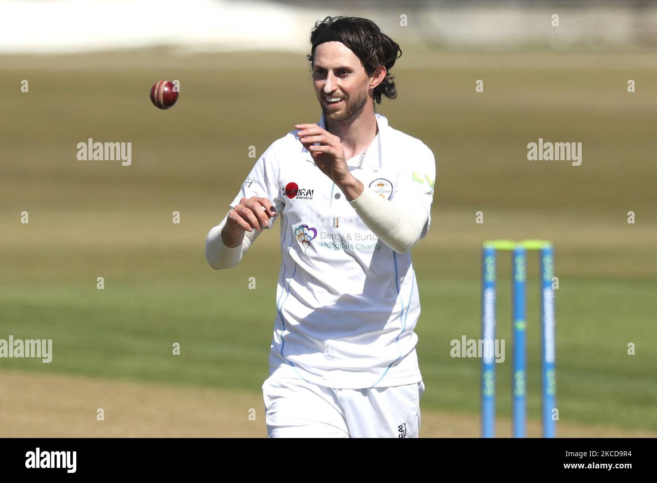 Fynn Hudson-Prentice von Derbyshire während des LV= Insurance County Championship-Spiels zwischen dem Durham County Cricket Club und dem Derbyshire County Cricket Club im Emirates Riverside, Chester le Street am Donnerstag, dem 22.. April 2021. (Foto von Robert Smith/MI News/NurPhoto) Stockfoto