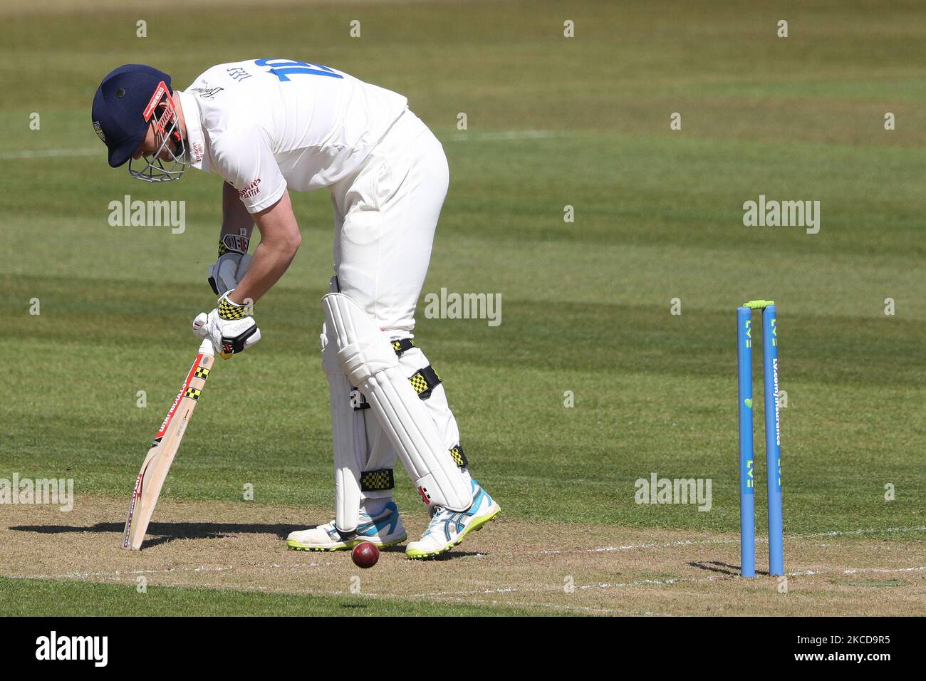 Alex Lees von Durham wird am Donnerstag, dem 22.. April 2021, von Samuel Conners aus Derbyshire während des LV= Insurance County Championship-Spiels zwischen dem Durham County Cricket Club und dem Derbyshire County Cricket Club in Emirates Riverside, Chester le Street, geleitet. (Foto von Robert Smith/MI News/NurPhoto) Stockfoto