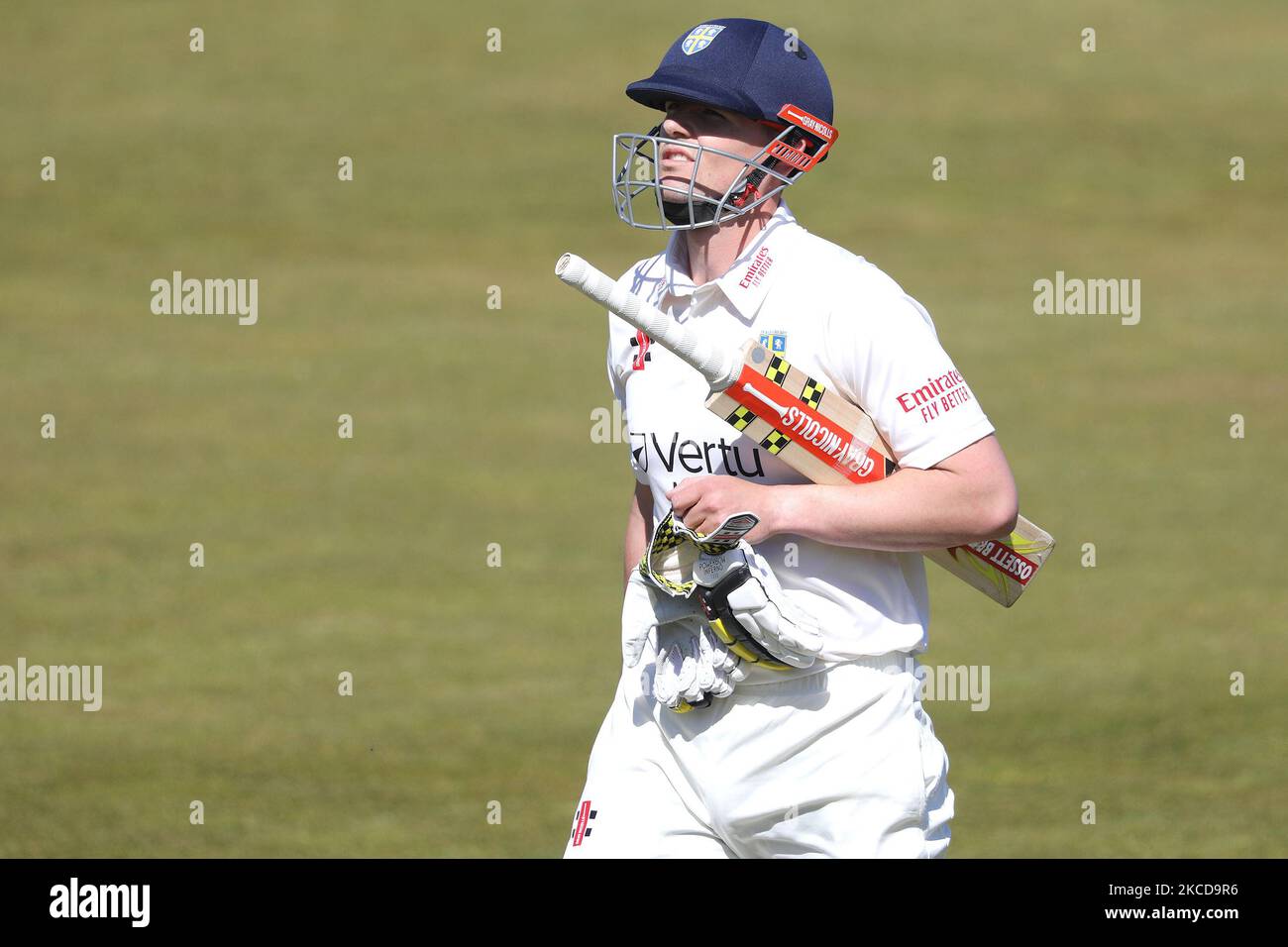 Alex Lees von Durham geht vom Spielfeld, nachdem Samuel Conners von Derbyshire während des LV= Insurance County Championship-Spiels zwischen dem Durham County Cricket Club und dem Derbyshire County Cricket Club in Emirates Riverside, Chester le Street, am Donnerstag, dem 22.. April 2021, geprellt wurde. (Foto von Robert Smith/MI News/NurPhoto) Stockfoto