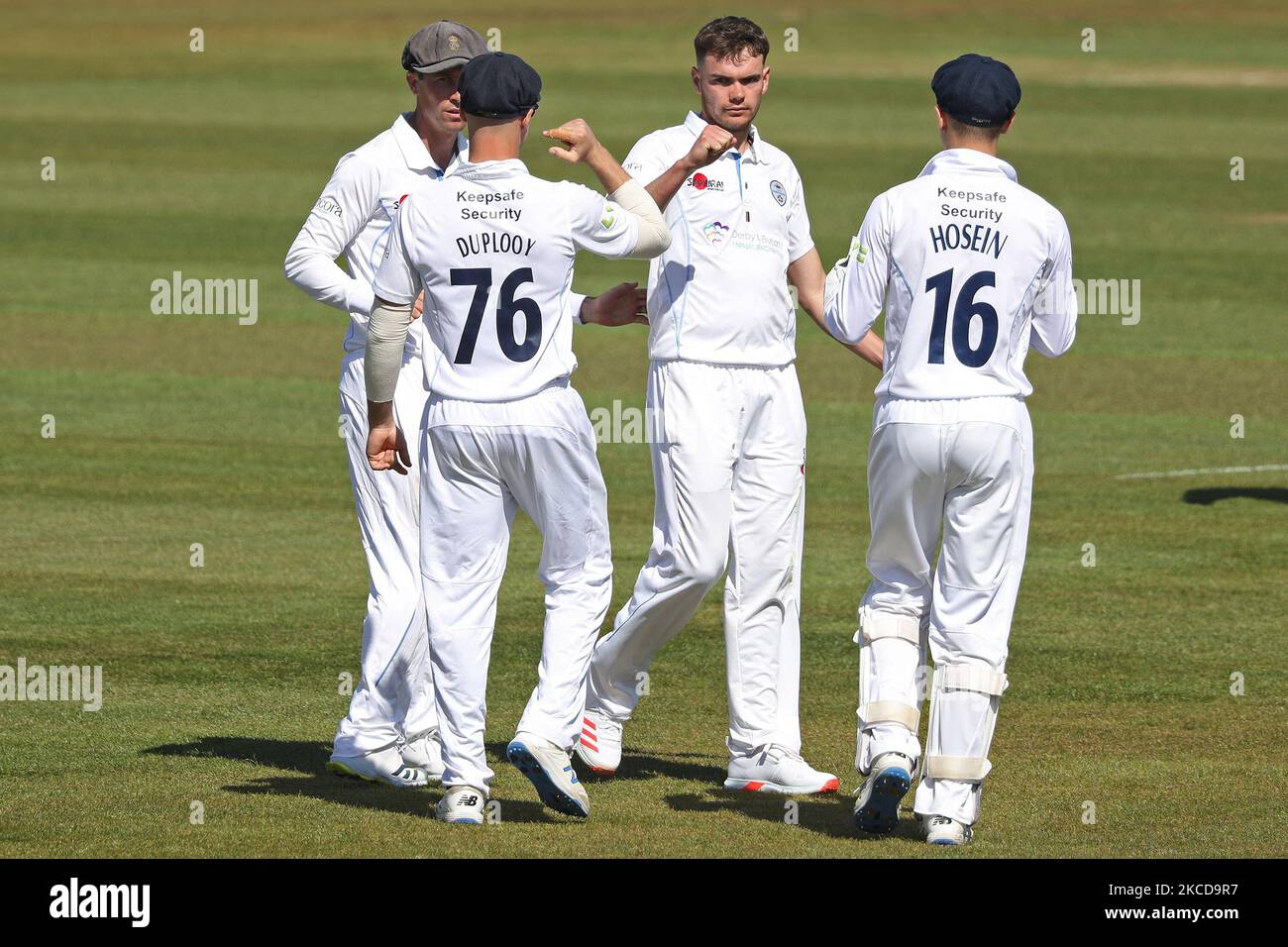 Derbyshire feiert das Dickicht von Alex Lees aus Durham während des LV= Insurance County Championship-Spiels zwischen dem Durham County Cricket Club und dem Derbyshire County Cricket Club im Emirates Riverside, Chester le Street, am Donnerstag, dem 22.. April 2021. (Foto von Robert Smith/MI News/NurPhoto) Stockfoto