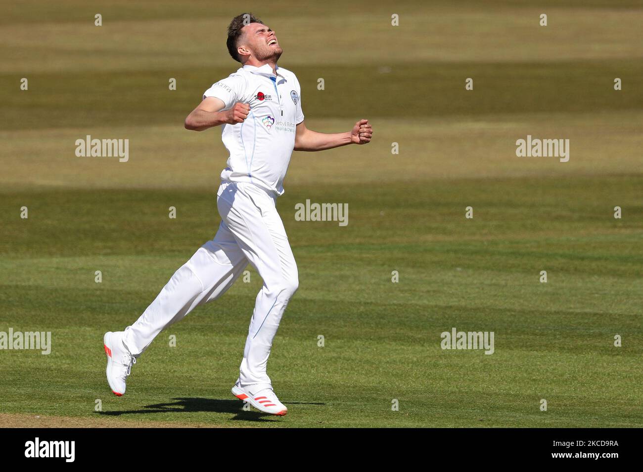 Alex Lees von Durham wird am Donnerstag, dem 22.. April 2021, von Samuel Conners aus Derbyshire während des LV= Insurance County Championship-Spiels zwischen dem Durham County Cricket Club und dem Derbyshire County Cricket Club in Emirates Riverside, Chester le Street, geleitet. (Foto von Robert Smith/MI News/NurPhoto) Stockfoto