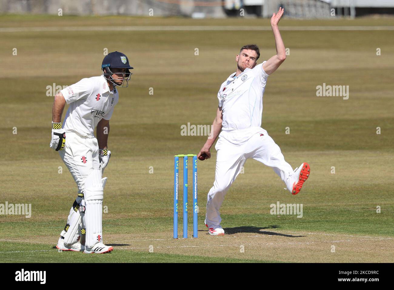 Samuel Conners aus Derbyshire bei Bowling-Action während des LV= Insurance County Championship-Spiels zwischen dem Durham County Cricket Club und dem Derbyshire County Cricket Club im Emirates Riverside, Chester le Street am Donnerstag, dem 22.. April 2021. (Foto von Robert Smith/MI News/NurPhoto) Stockfoto