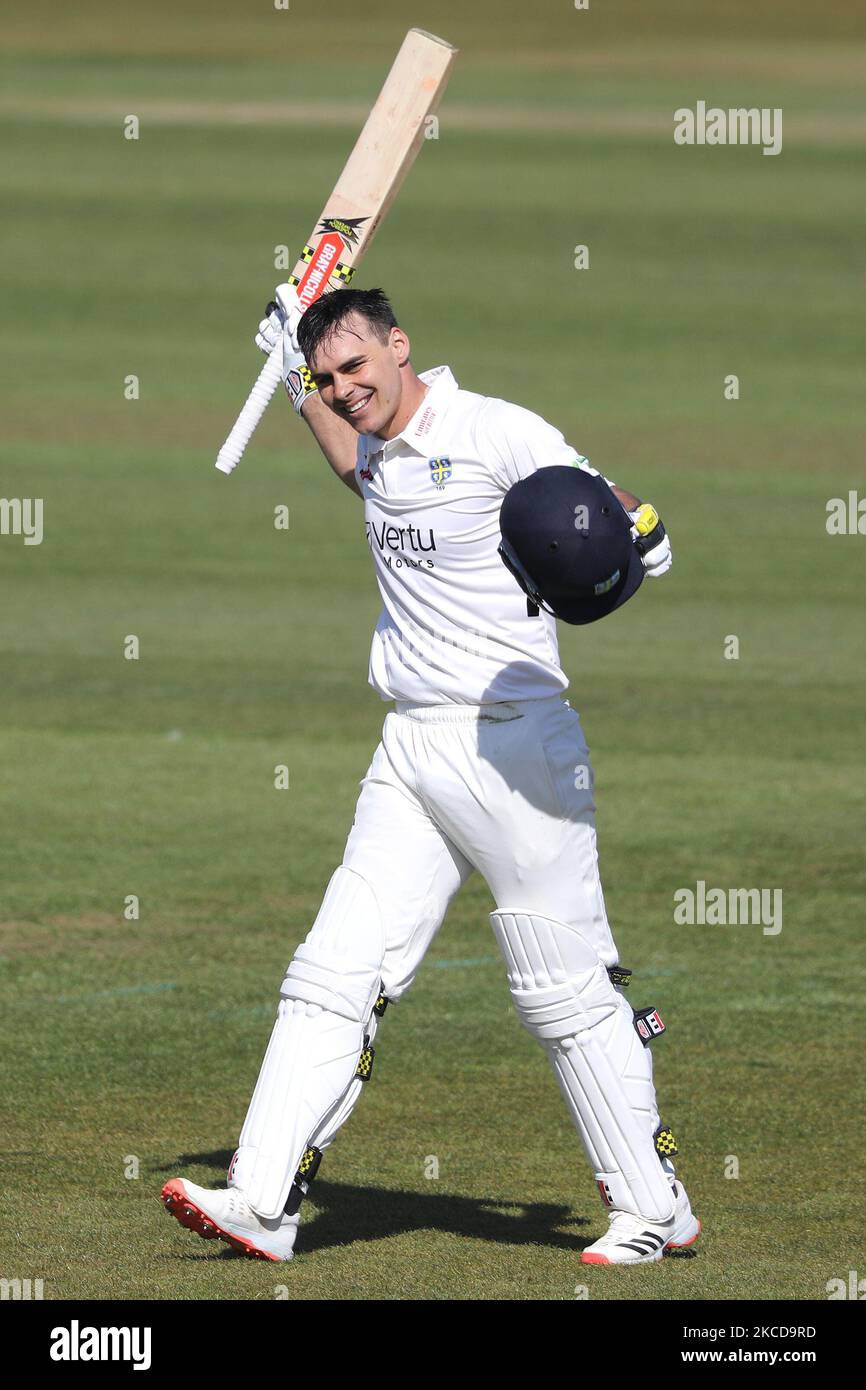 David Bedingham aus Durham feiert sein Jahrhundert während des LV= Insurance County Championship-Spiels zwischen dem Durham County Cricket Club und dem Derbyshire County Cricket Club in Emirates Riverside, Chester le Street am Donnerstag, dem 22.. April 2021. (Foto von Robert Smith/MI News/NurPhoto) Stockfoto