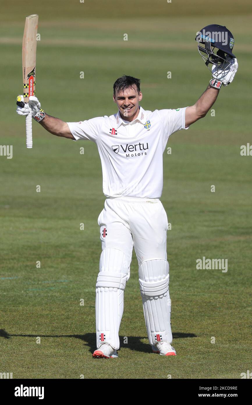 David Bedingham aus Durham feiert sein Jahrhundert während des LV= Insurance County Championship-Spiels zwischen dem Durham County Cricket Club und dem Derbyshire County Cricket Club in Emirates Riverside, Chester le Street am Donnerstag, dem 22.. April 2021. (Foto von Robert Smith/MI News/NurPhoto) Stockfoto