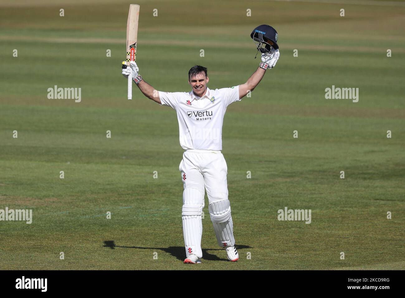 David Bedingham aus Durham feiert sein Jahrhundert während des LV= Insurance County Championship-Spiels zwischen dem Durham County Cricket Club und dem Derbyshire County Cricket Club in Emirates Riverside, Chester le Street am Donnerstag, dem 22.. April 2021. (Foto von Robert Smith/MI News/NurPhoto) Stockfoto