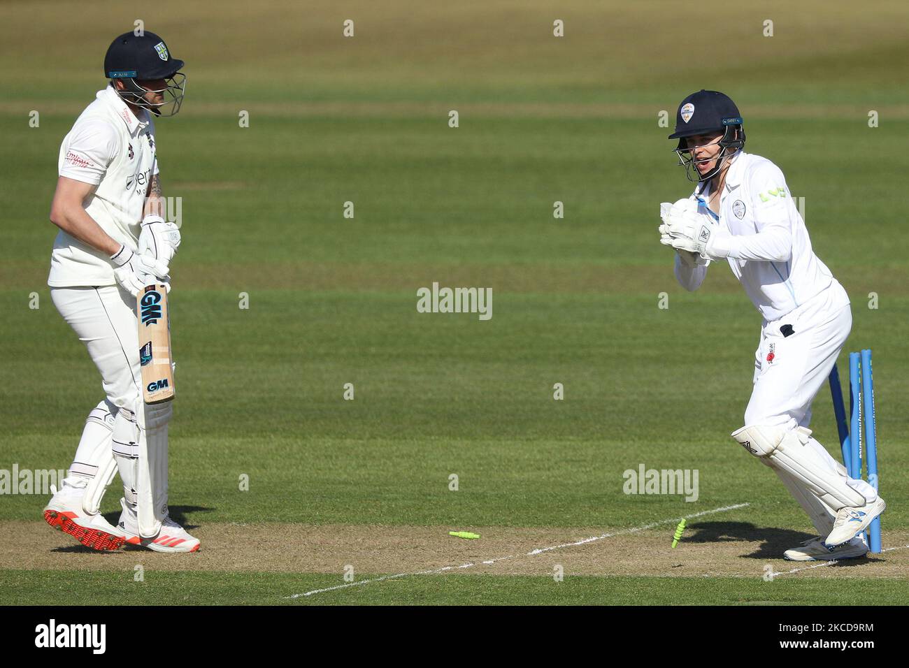 Harvey Hosein aus Derbyshire feiert das Wicket von Jack Burnham aus Durham während des LV= Insurance County Championship-Spiels zwischen dem Durham County Cricket Club und dem Derbyshire County Cricket Club am Donnerstag, dem 22.. April 2021, in Emirates Riverside, Chester le Street. (Foto von Robert Smith/MI News/NurPhoto) Stockfoto