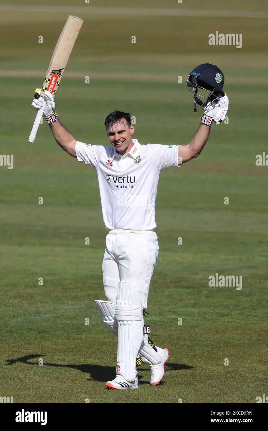 David Bedingham aus Durham feiert sein Jahrhundert während des LV= Insurance County Championship-Spiels zwischen dem Durham County Cricket Club und dem Derbyshire County Cricket Club in Emirates Riverside, Chester le Street am Donnerstag, dem 22.. April 2021. (Foto von Robert Smith/MI News/NurPhoto) Stockfoto