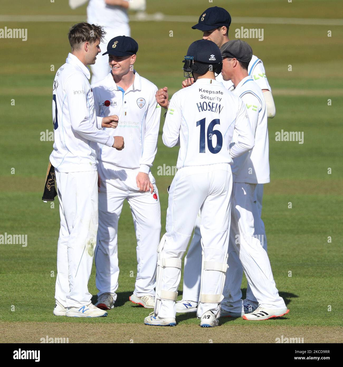 Derbyshire feiert das Dickicht von Jack Burnham aus Durham während des LV= Insurance County Championship-Spiels zwischen dem Durham County Cricket Club und dem Derbyshire County Cricket Club im Emirates Riverside, Chester le Street, am Donnerstag, dem 22.. April 2021. (Foto von Robert Smith/MI News/NurPhoto) Stockfoto