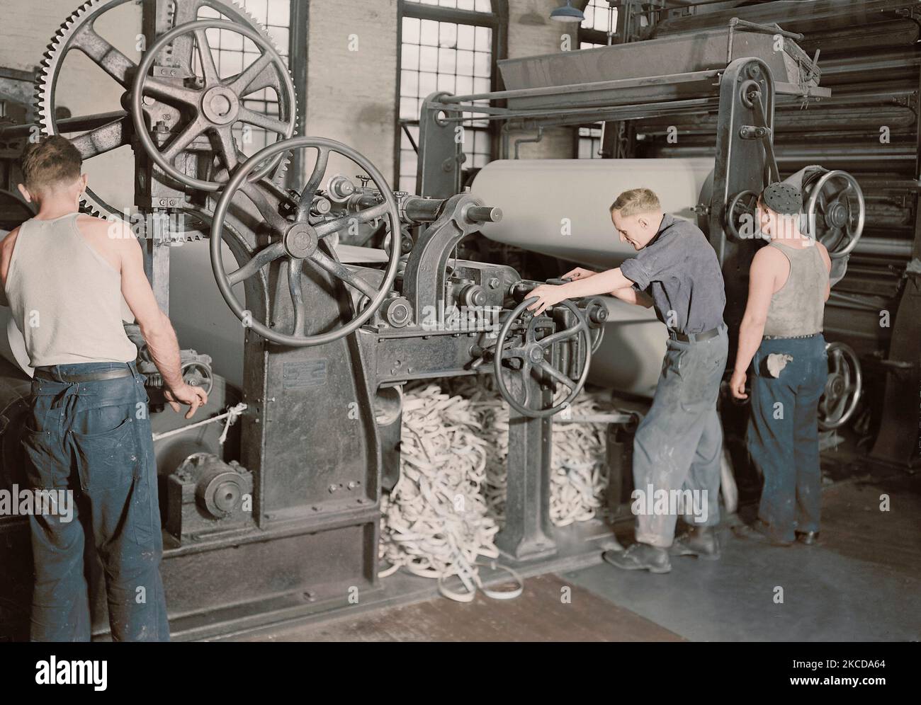 Männer zurückspulen Papier von der Rolle in der amerikanischen Briefpapier Co., 1936. Stockfoto