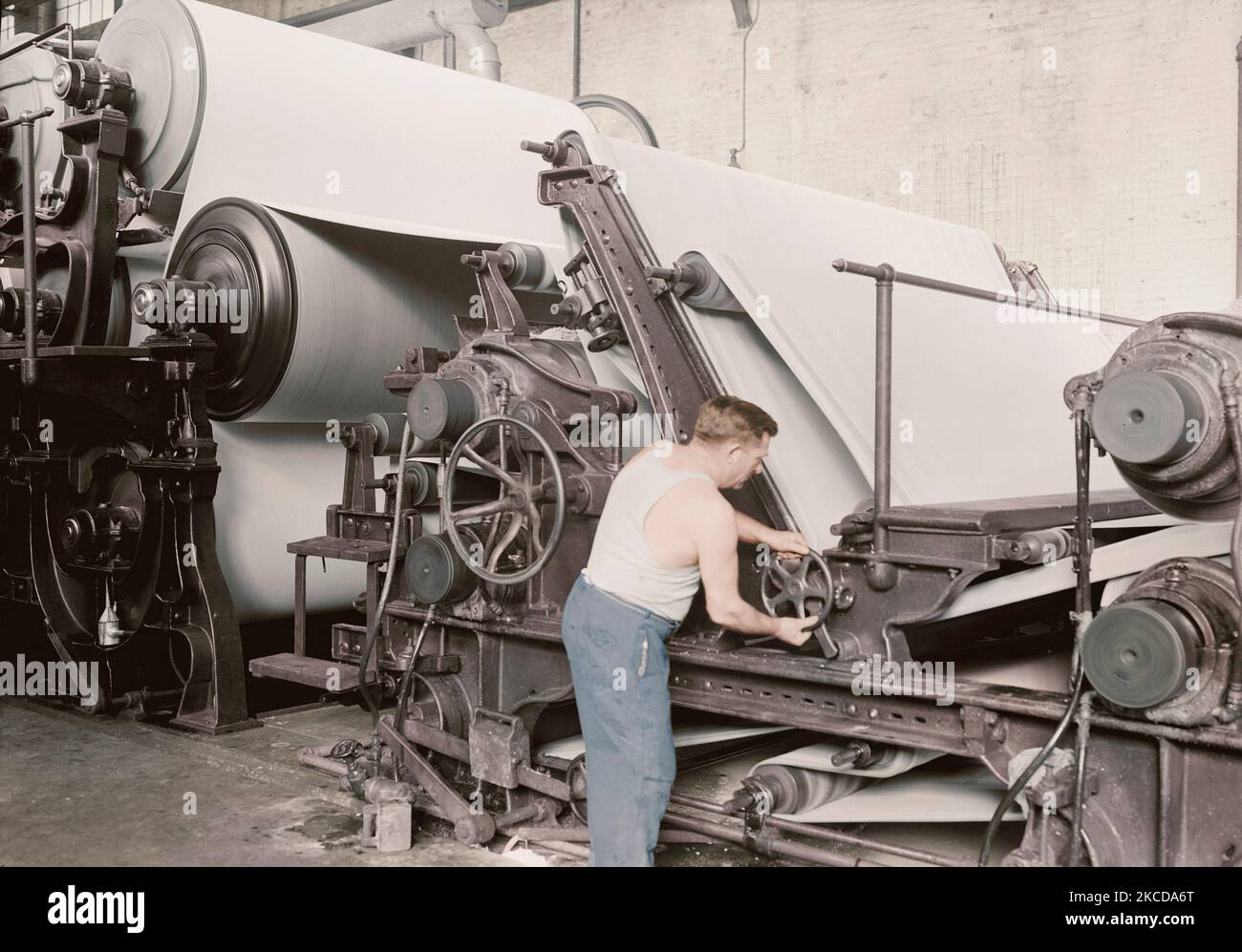 Arbeiter Matchboard auf Zylinder Maschinen, 1936. Stockfoto