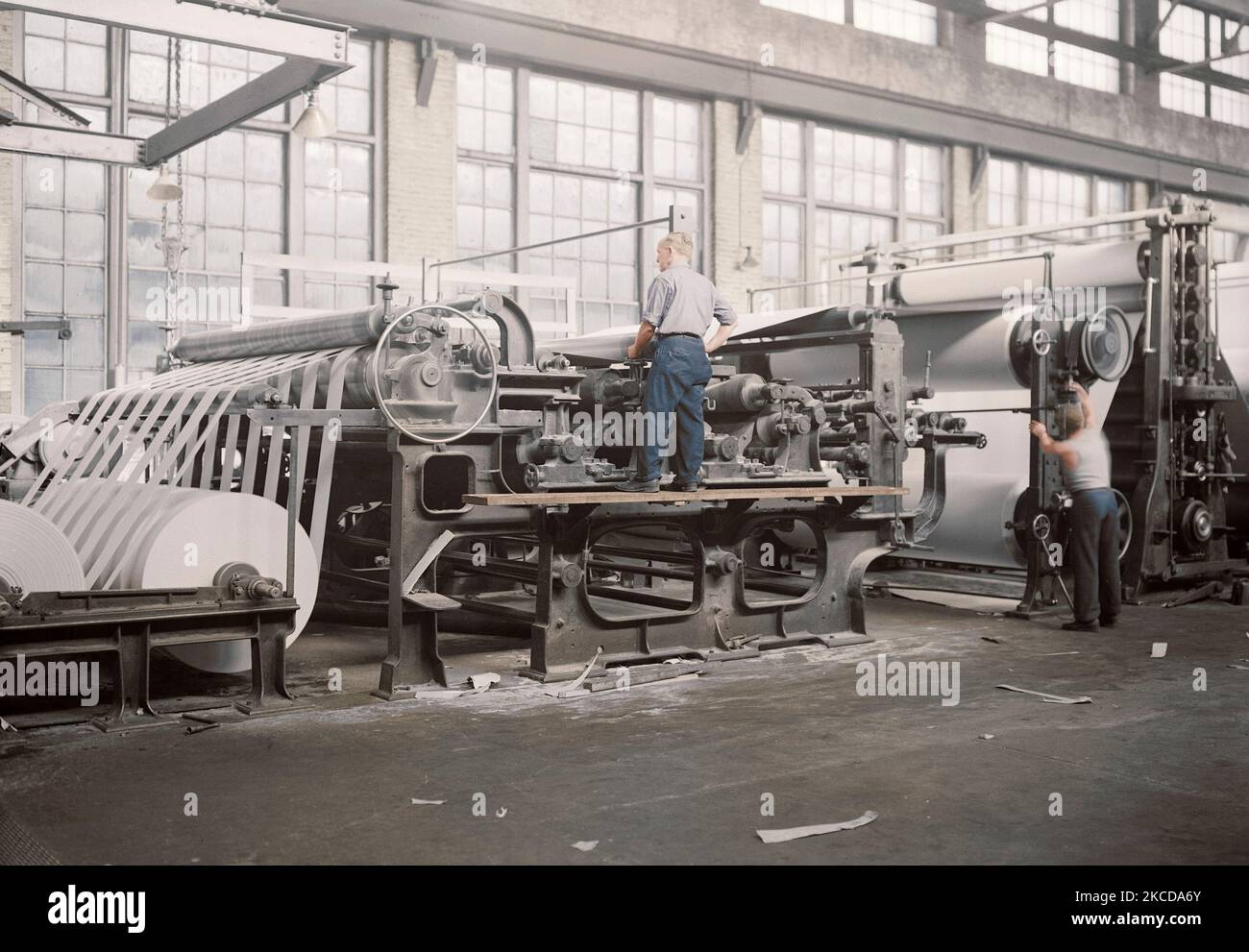 Arbeiter, die Matchboard auf Zylinder Maschinen, 1936. Stockfoto