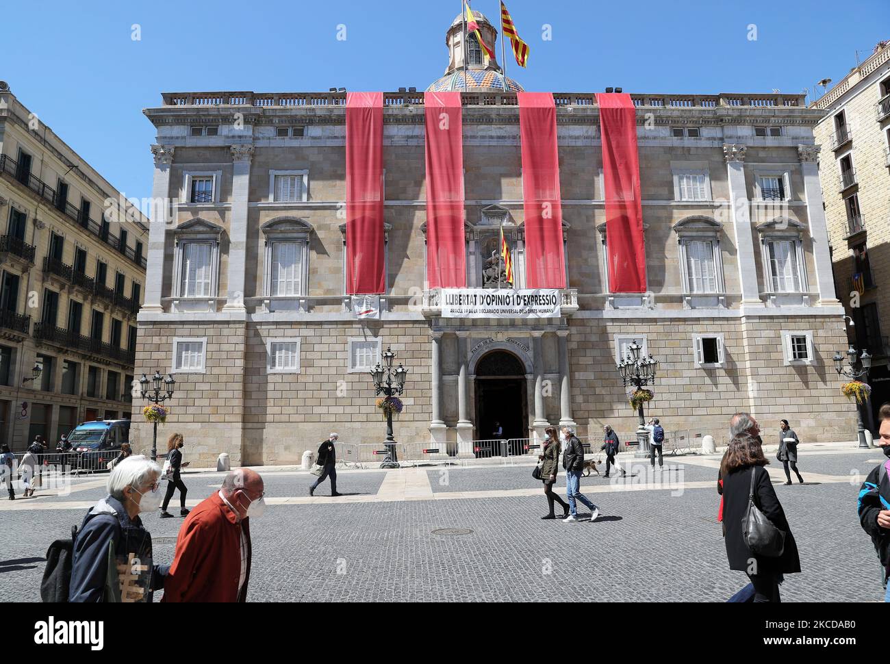 Die Fassade der katalanischen Generalitat ist mit den vier Balken der katalanischen Flagge während der Feier des Sant Jordi-Tages am 23.. April 2021 in Barcelona geschmückt. -- (Foto von Urbanandsport/NurPhoto) Stockfoto