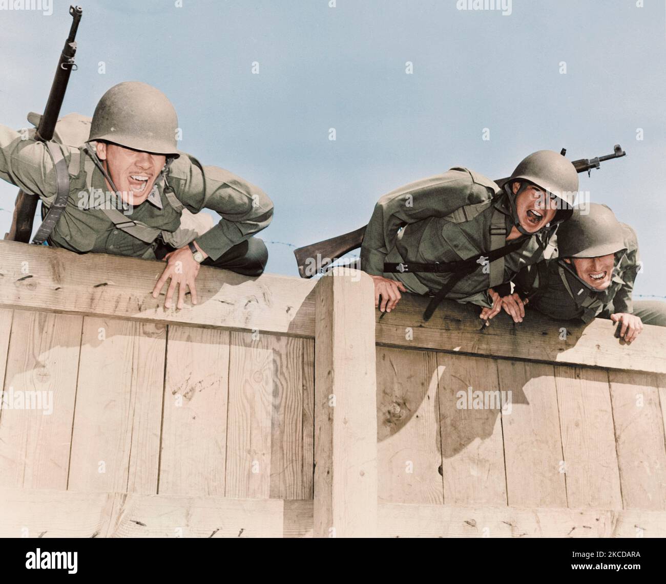 Richtfest der sechs Fuß Wand bei Camp Edwards, Massachusetts, ca. 1942 Soldaten. Stockfoto