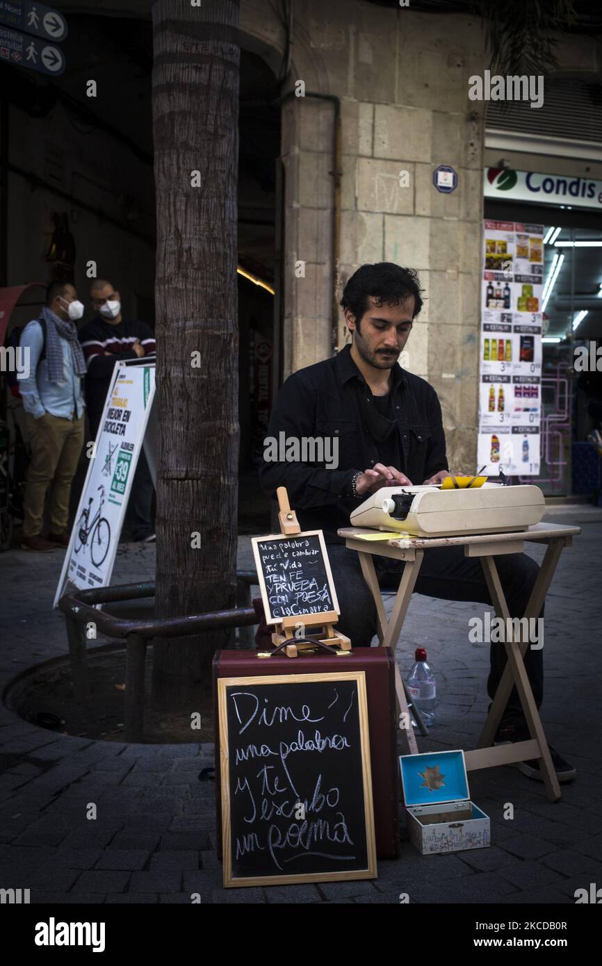 Am 23. April, dem Tag des Sant Jordi in Katalonien, fordert die Tradition die Gabe von Büchern und Rosen. Die derzeitige Situation der Beschränkungen aufgrund der Pandemie hat es ermöglicht, den internationalen Tag des Buches zu feiern, wodurch die Ausstellungsräume für Bücher begrenzt werden, in denen die maximale Kapazität der Menschen kontrolliert wird. Die Straßen des Zentrums von Barcelona sind voll von Menschen, die nach Büchern, Rosen und gutem Wetter suchen. Die Masken auf den Gesichtern der Passanten waren das einzige Zeichen eines anderen Sant Jordi, die Anzahl der Menschen und die festliche Atmosphäre ließen uns fast vergessen, dass wir st sind Stockfoto