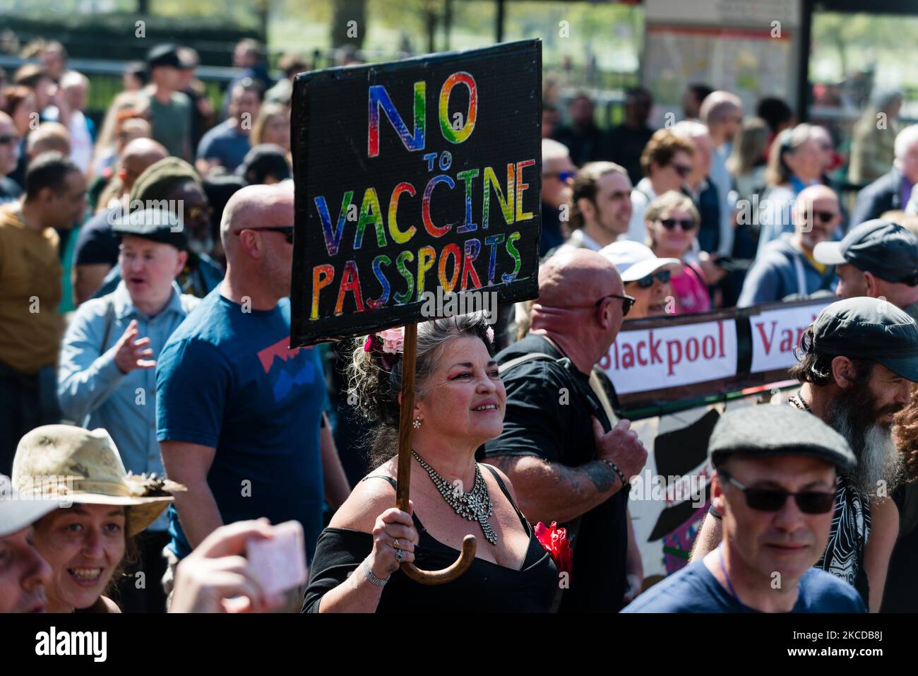 Die Demonstranten nehmen an einem Anti-Lockdown-Protest zum „Medical Freedom Bill“ Teil, während sich die Coronavirus-Krankheit am 24. April 2021 in London, Großbritannien, ausbreitete. Die Metropolitan Police hat gesagt, dass sie sich der Pläne für einen groß angelegten Protest bewusst sind und die Anzahl der Beamten entsprechend erhöht haben. (Foto von Maciek Musialek/NurPhoto) Stockfoto