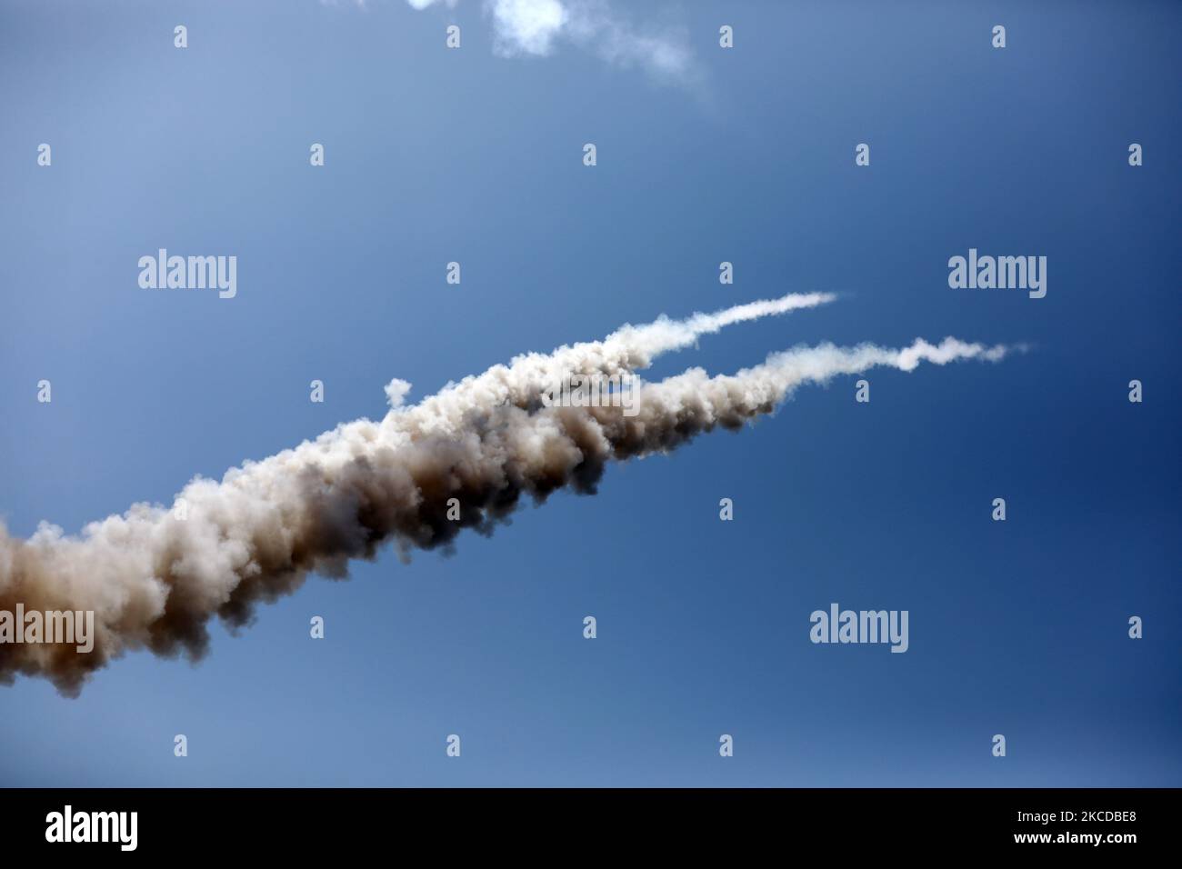 Am 24. April 2021 werden Raketen auf das Meer abgefeuert, während Mitglieder der Mudschaheddin-Brigaden, des bewaffneten Flügels der gleichnamigen palästinensischen Bewegung, an einem Strand vor Gaza-Stadt eine militärische Übung durchführen. (Foto von Majdi Fathi/NurPhoto) Stockfoto