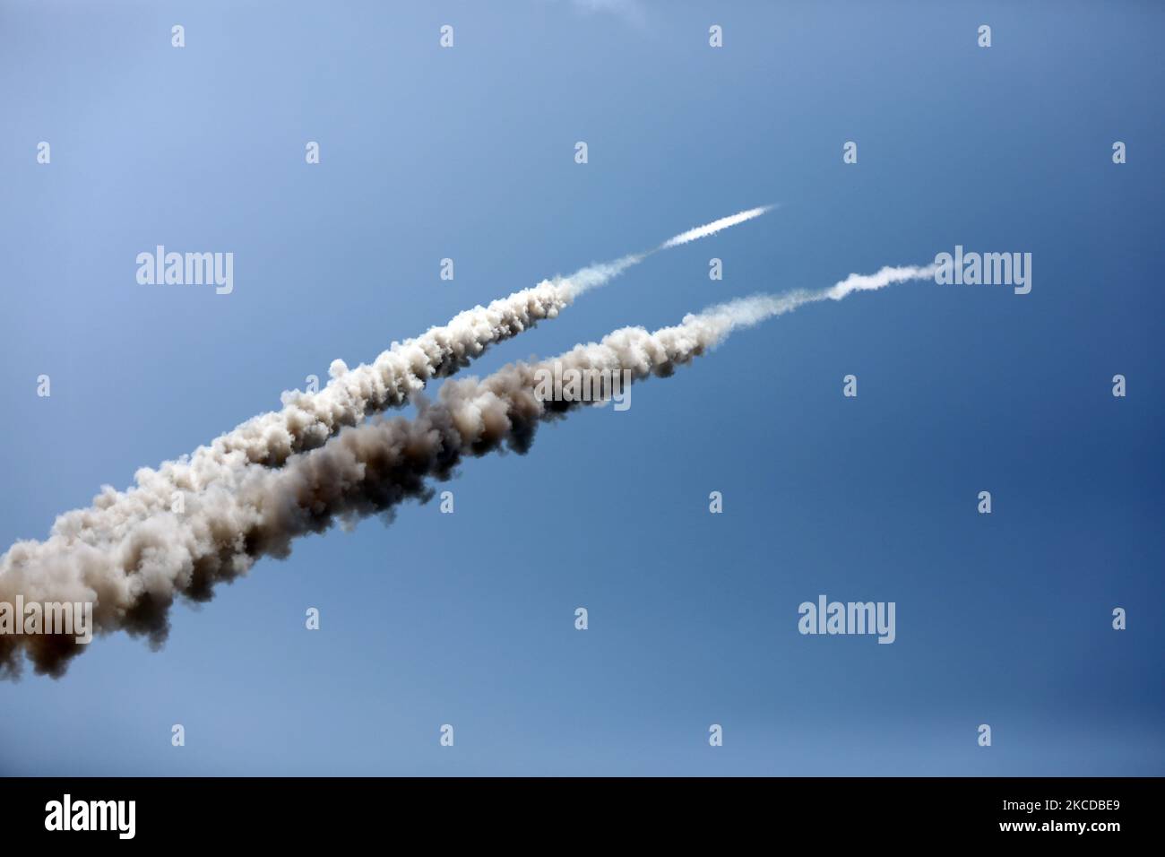 Am 24. April 2021 werden Raketen auf das Meer abgefeuert, während Mitglieder der Mudschaheddin-Brigaden, des bewaffneten Flügels der gleichnamigen palästinensischen Bewegung, an einem Strand vor Gaza-Stadt eine militärische Übung durchführen. (Foto von Majdi Fathi/NurPhoto) Stockfoto