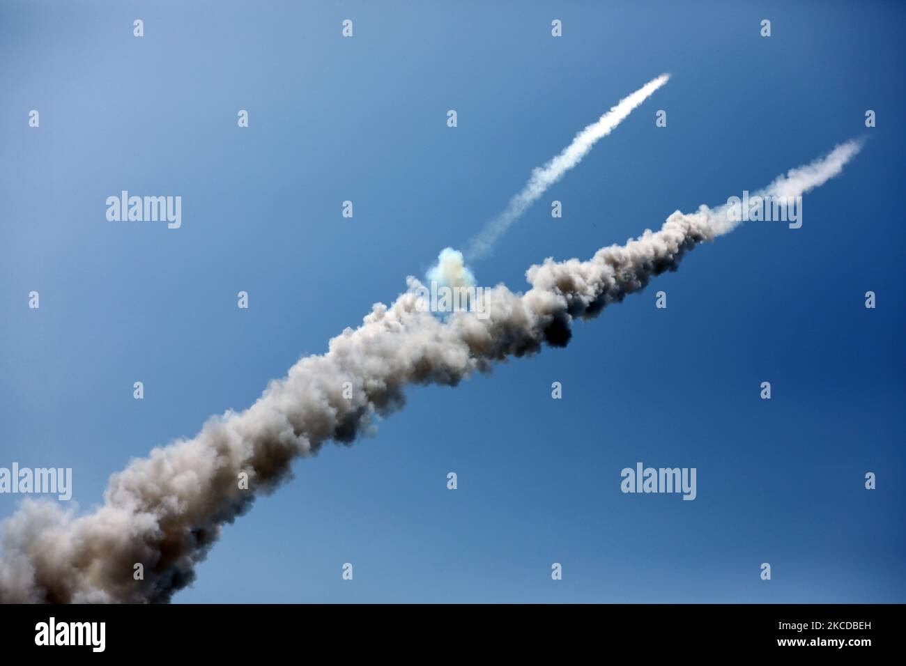 Am 24. April 2021 werden Raketen auf das Meer abgefeuert, während Mitglieder der Mudschaheddin-Brigaden, des bewaffneten Flügels der gleichnamigen palästinensischen Bewegung, an einem Strand vor Gaza-Stadt eine militärische Übung durchführen. (Foto von Majdi Fathi/NurPhoto) Stockfoto