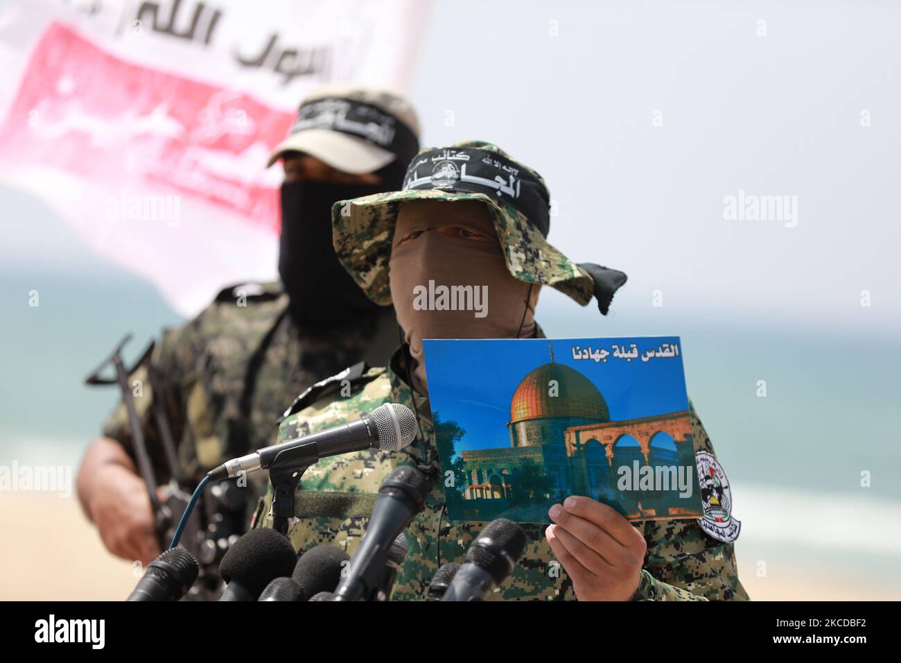 Palästinensische Kämpfer der al-Mudschaheddin Brigaden während einer Anti-Israel-Übung am 24. April 2021 an einem Strand in Gaza-Stadt. (Foto von Majdi Fathi/NurPhoto) Stockfoto