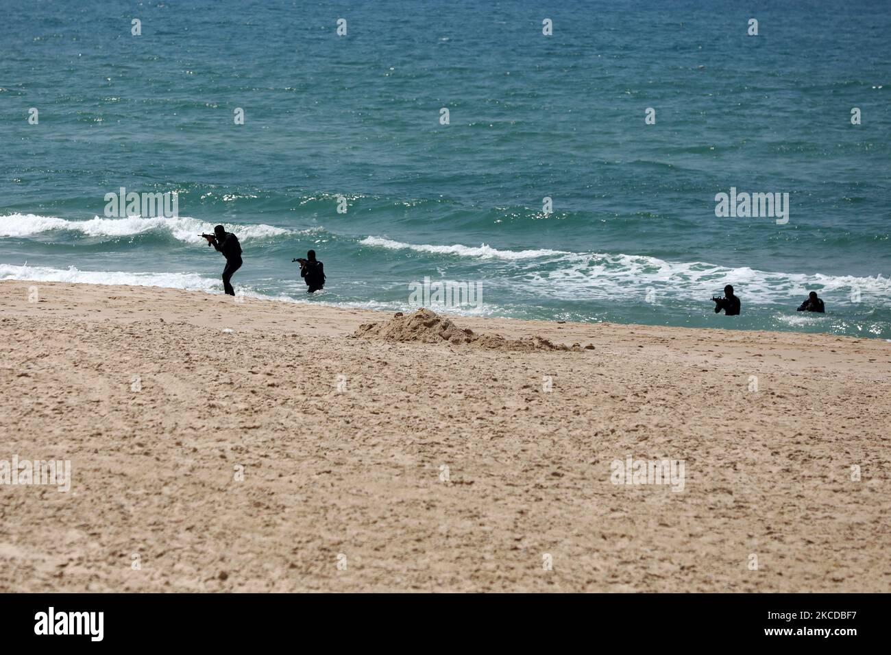 Palästinensische Kämpfer der al-Mudschaheddin Brigaden während einer Anti-Israel-Übung am 24. April 2021 an einem Strand in Gaza-Stadt. (Foto von Majdi Fathi/NurPhoto) Stockfoto