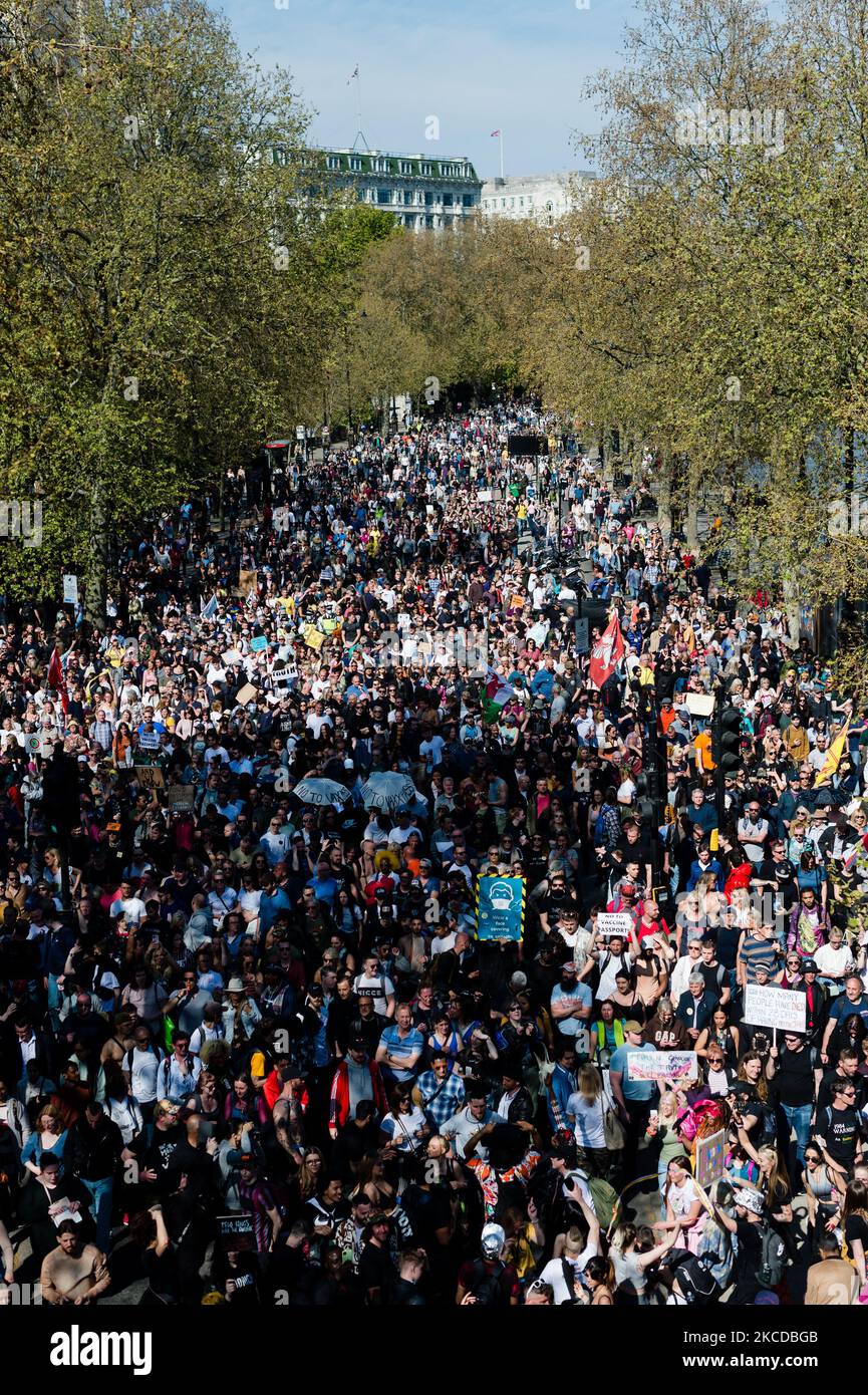 Die Demonstranten nehmen an einem Anti-Lockdown-Protest zum „Medical Freedom Bill“ Teil, während sich die Coronavirus-Krankheit am 24. April 2021 in London, Großbritannien, ausbreitete. Die Metropolitan Police hat gesagt, dass sie sich der Pläne für einen groß angelegten Protest bewusst sind und die Anzahl der Beamten entsprechend erhöht haben. (Foto von Maciek Musialek/NurPhoto) Stockfoto