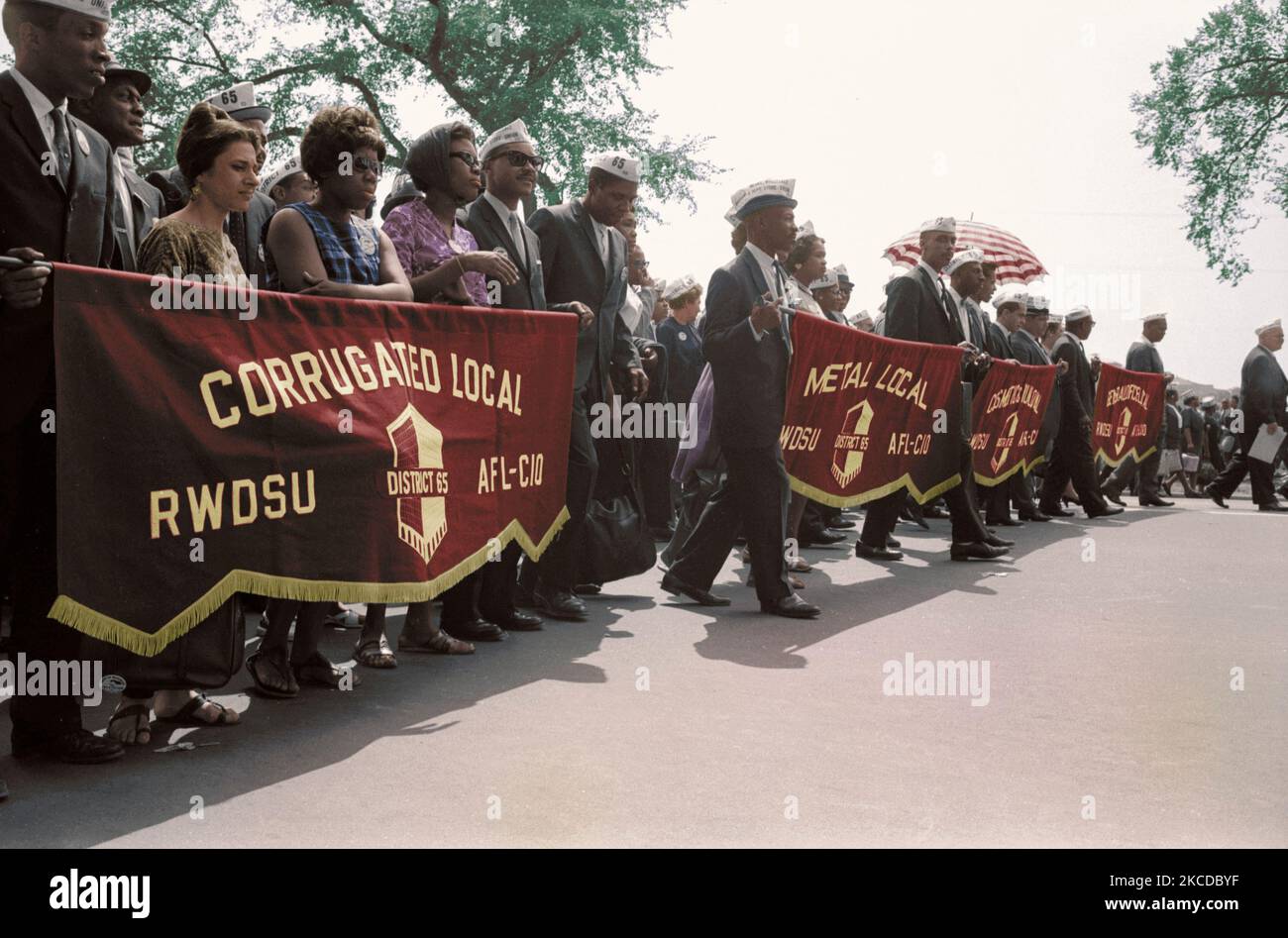 Die Demonstranten tragen Gewerkschaft Banner während des Marsches auf Washington, 1963. Stockfoto