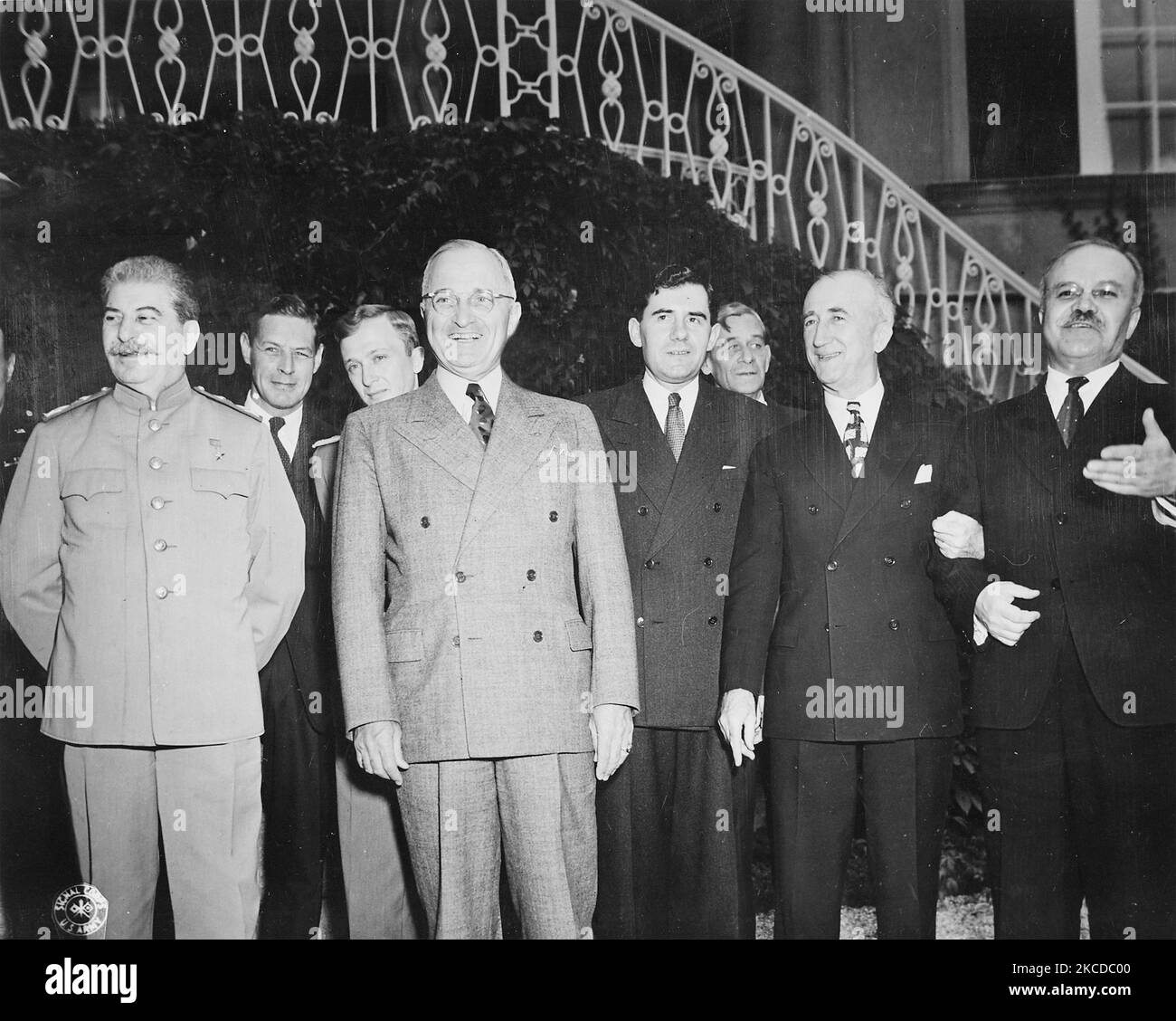Präsident Truman und der sowjetische Ministerpräsident Josef Stalin während der Potsdamer Konferenz in Deutschland. Stockfoto
