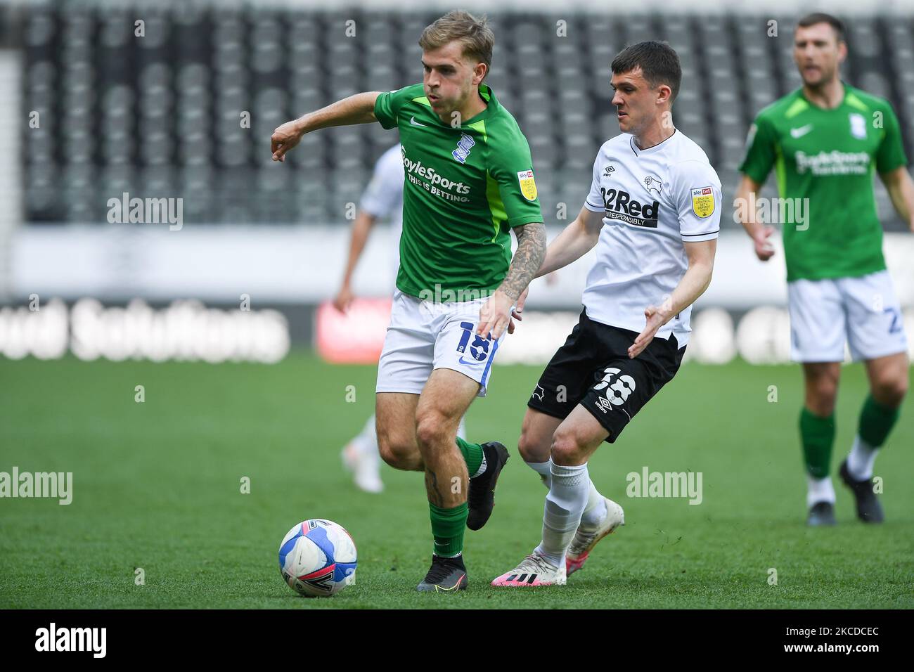 Riley McGree von Birmingham City schützt den Ball vor Tom Lawrence von Derby County während des Sky Bet Championship-Spiels zwischen Derby County und Birmingham City am 24.. April 2021 im Pride Park, Derby, Großbritannien. (Foto von Jon Hobley/MI News/NurPhoto) Stockfoto